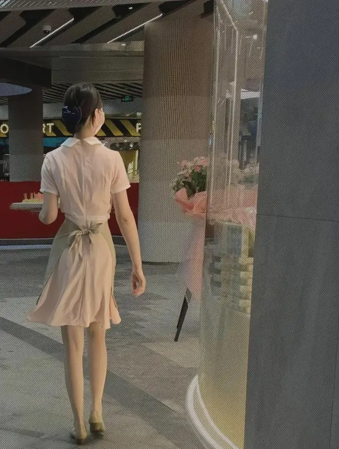 没忍住趁机上了朋友在好利来上班的骚女友