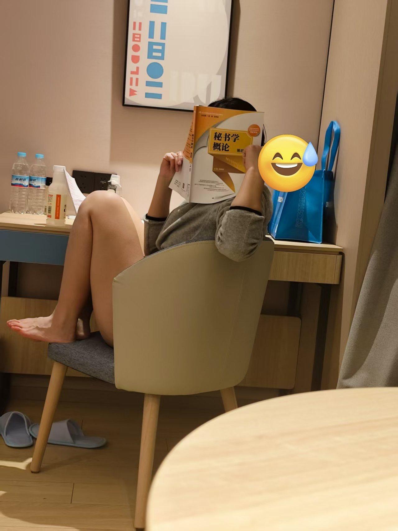 中午喝了酒性欲上来马上拉老婆回房间打炮。