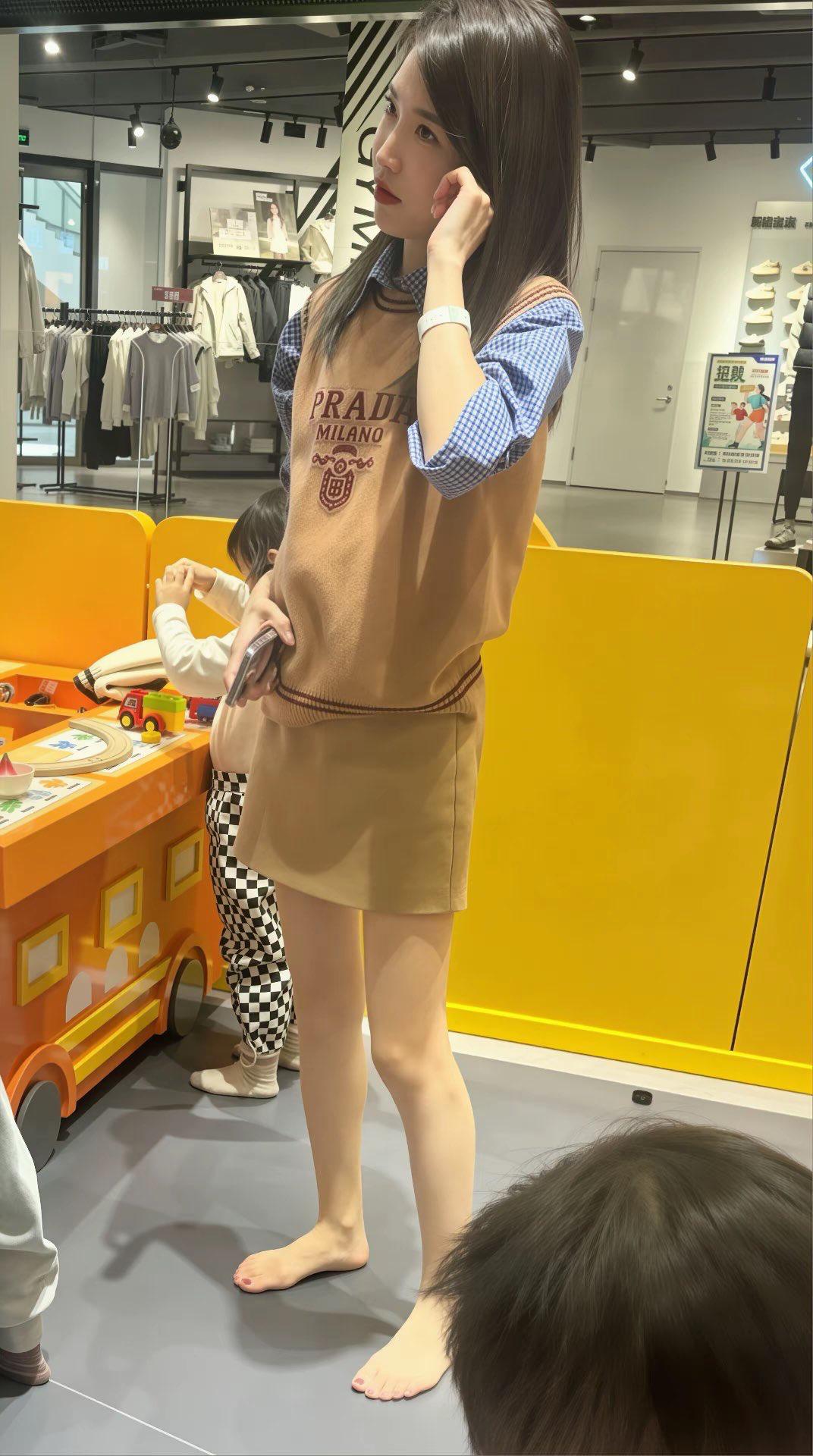 勾搭儿子幼儿园同学的妈妈，第二次就把屁眼给操了。
