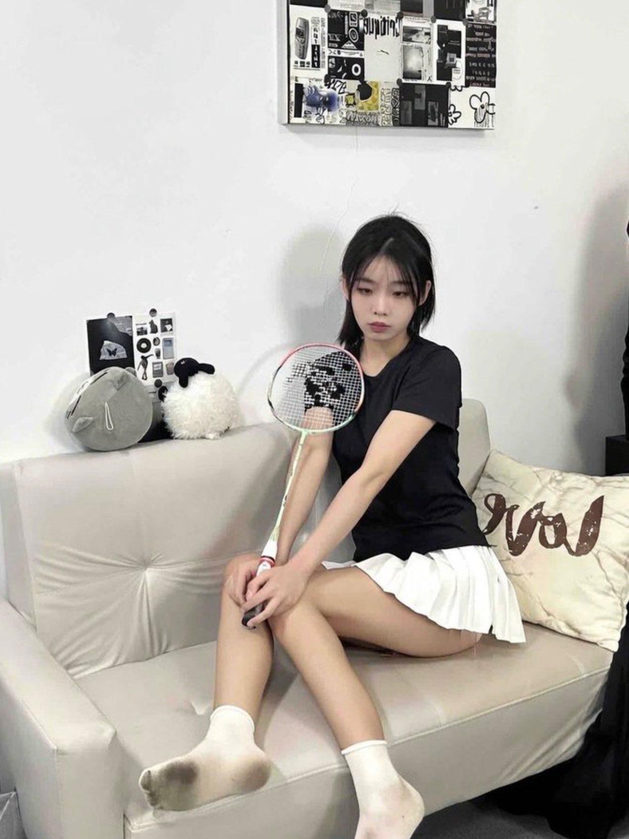 女友打完羽毛球回来被我直接按在沙发上操了一顿，骚逼的香汗令人上头！