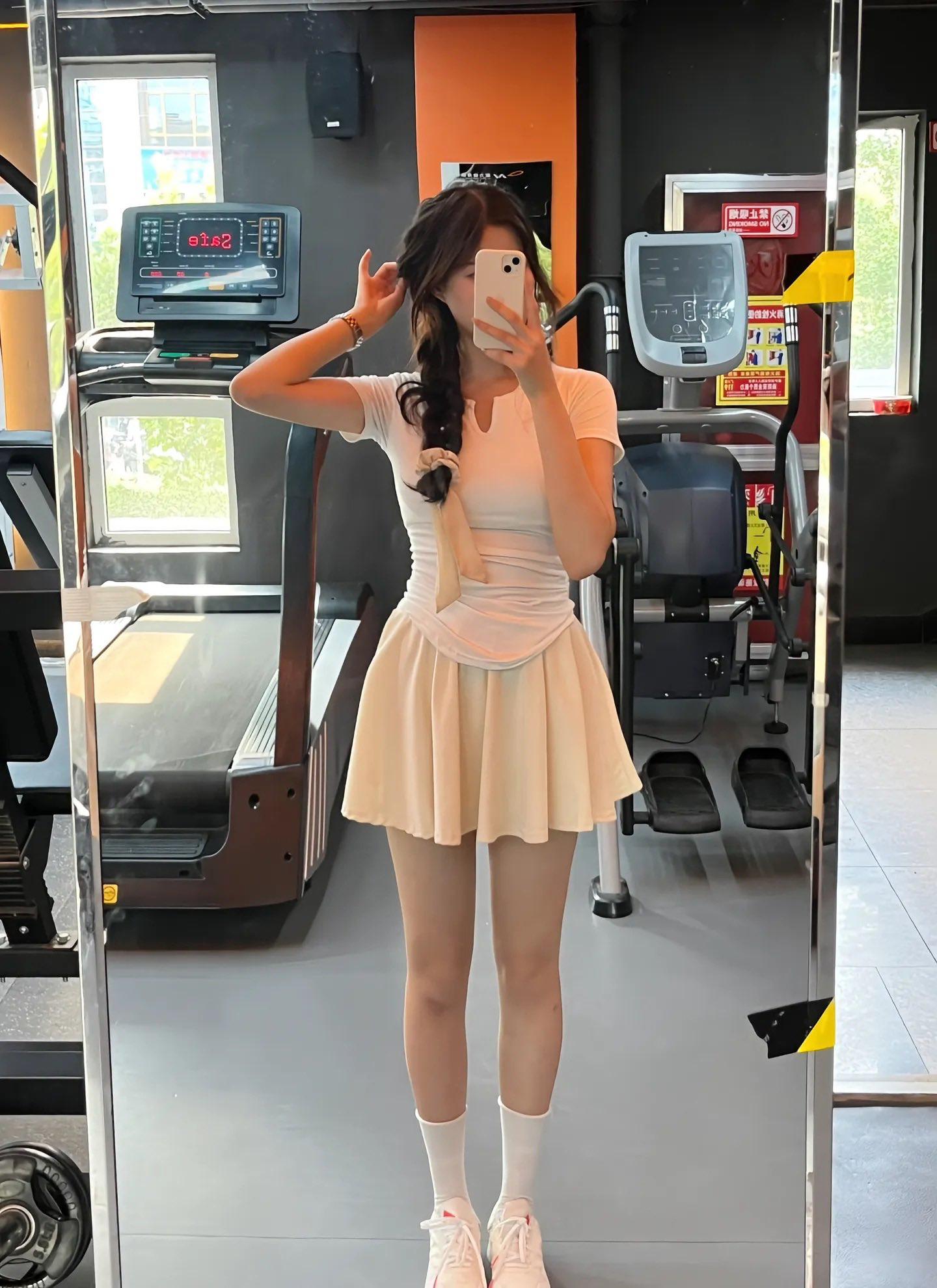 健身教练打桩女学员