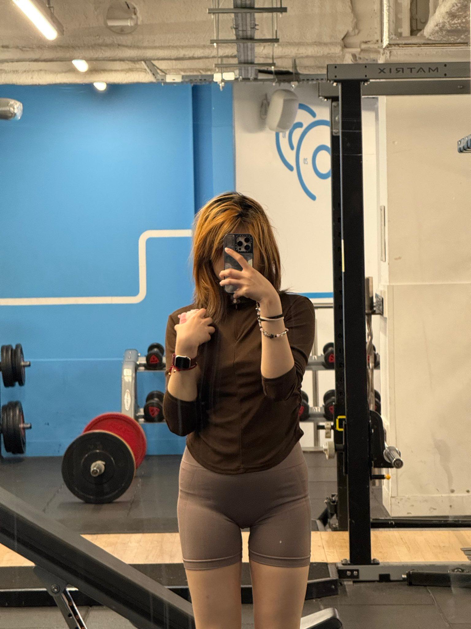 丈母娘在外面，我在屋里日她女儿。