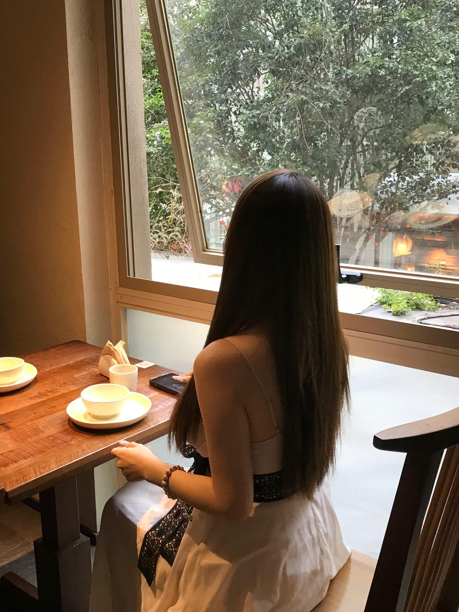 丽江酒吧搭讪小美女，还是个护士，全是骚话，估计医院的医生都操过了。