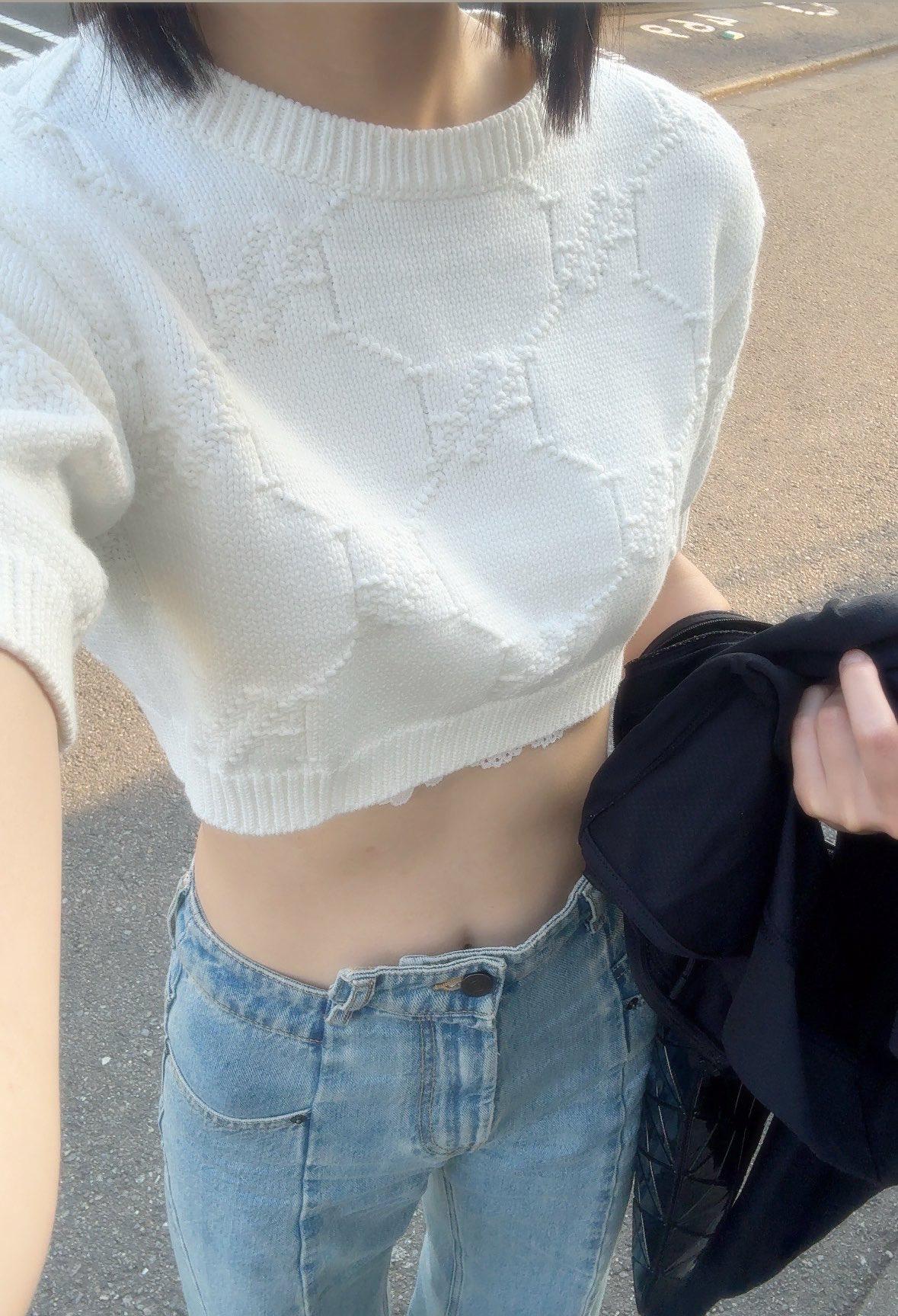 公司团建，晚上听到隔壁房间前台小妹被总监操的哇哇叫。