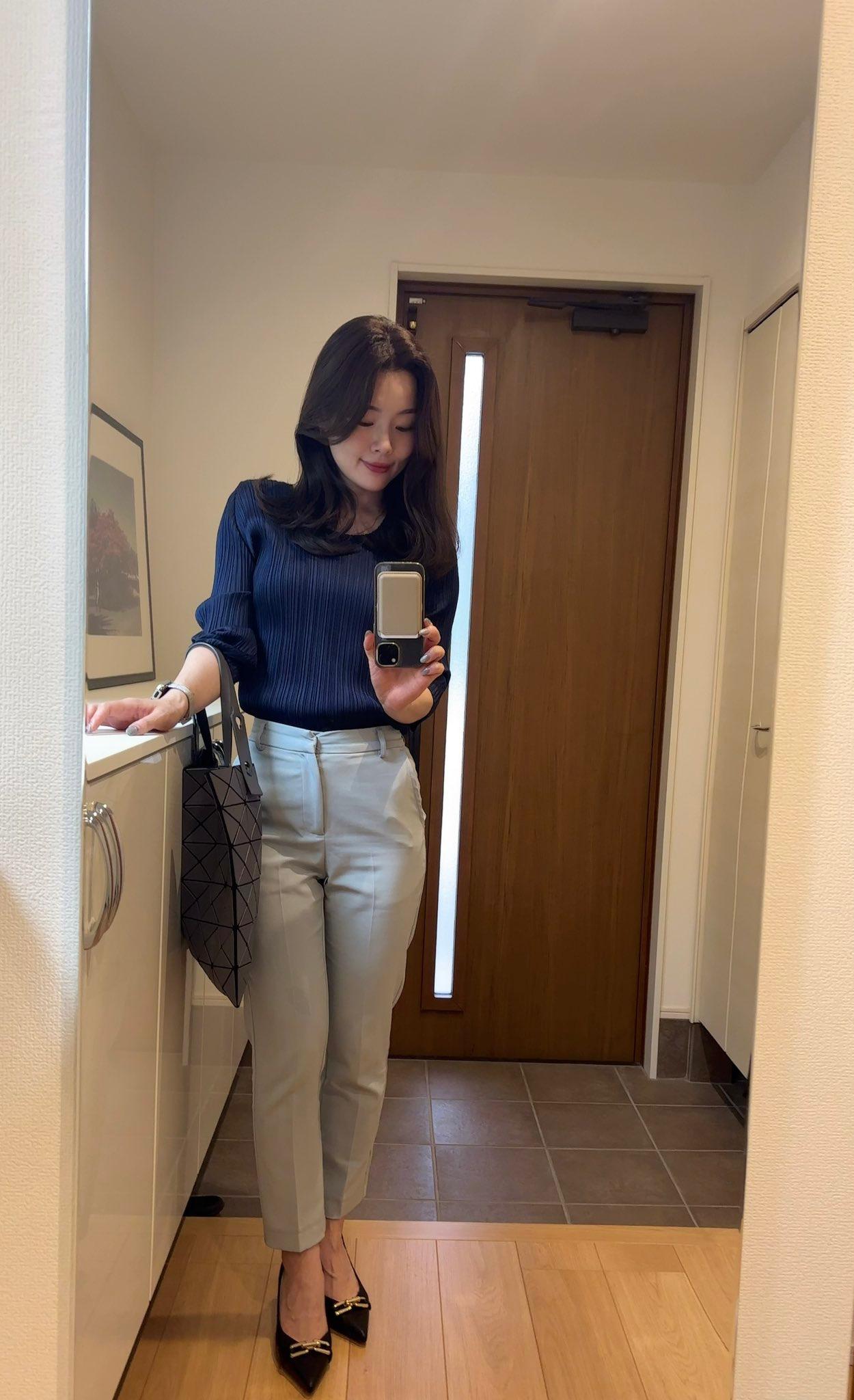 后入骚逼女同事，操的床都嘎吱嘎吱响。