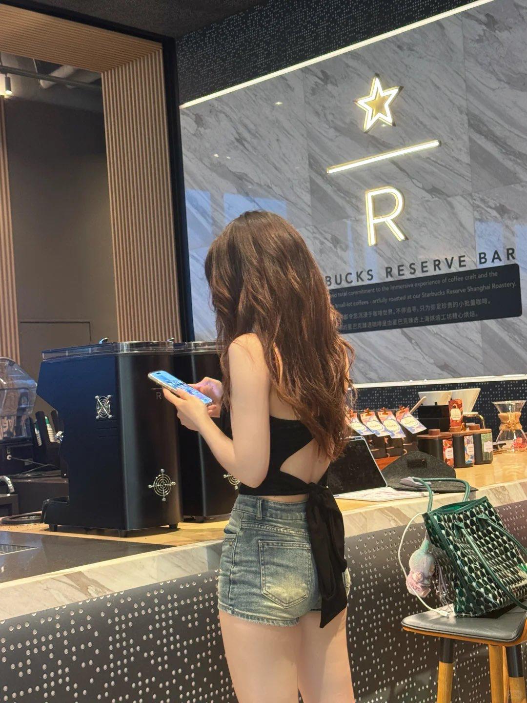 女友被操的时候说太大了，我不要，求求你轻一点。