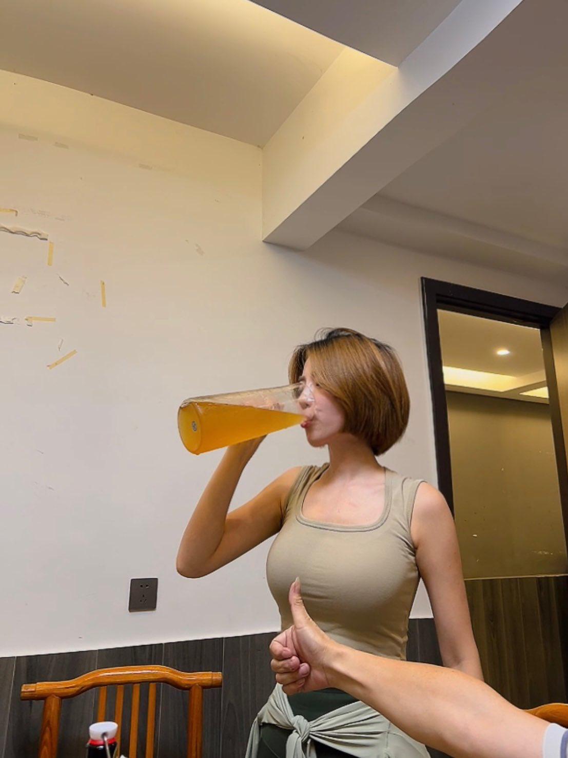 兄弟看我日她老婆硬的不行，最后射超多。