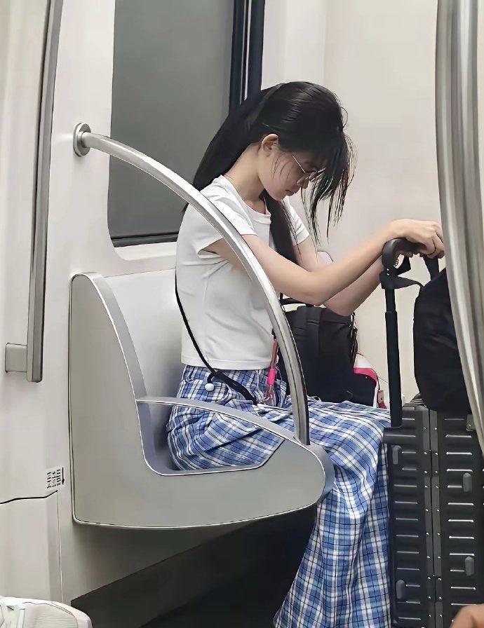 酒店偷听大学室友操他女朋友