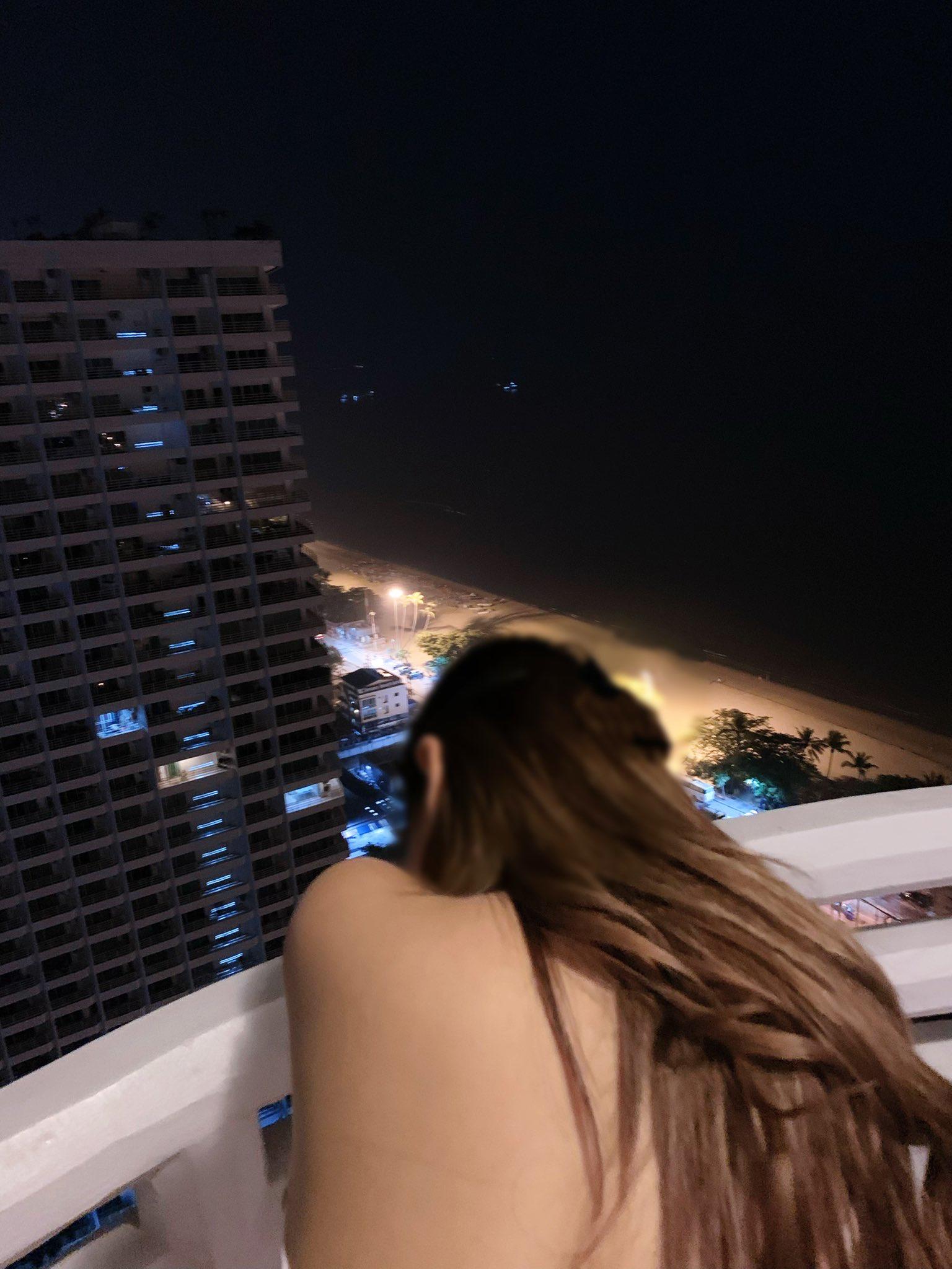 和女友去广西旅游，直接在酒店阳台后入。
