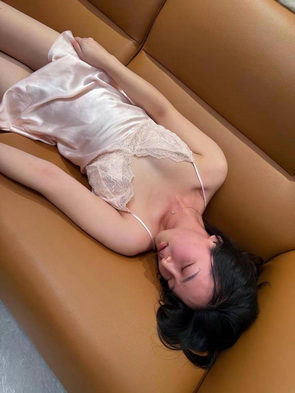 和醉酒女同事开房，插进去的时候发现小穴里居然有精液，不知道是被谁内射了。