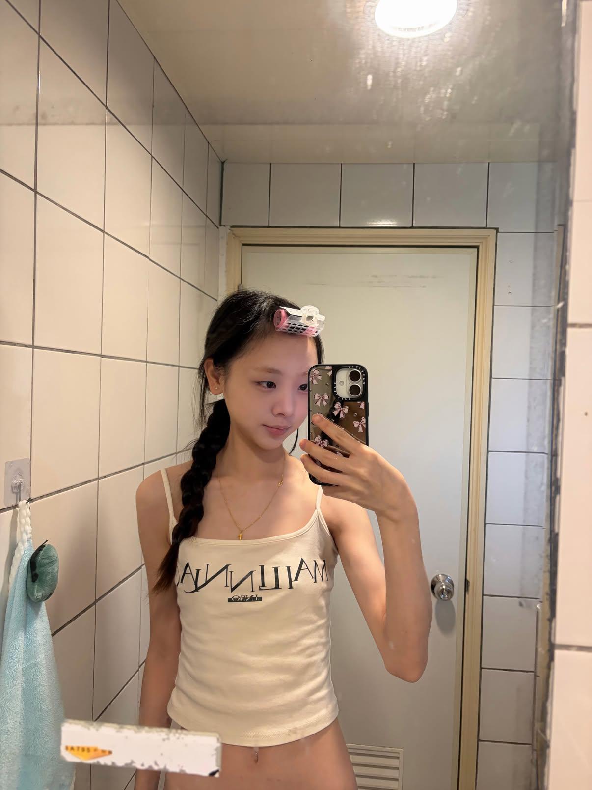 给大一女友过儿童节，小穴被塞的满满的。