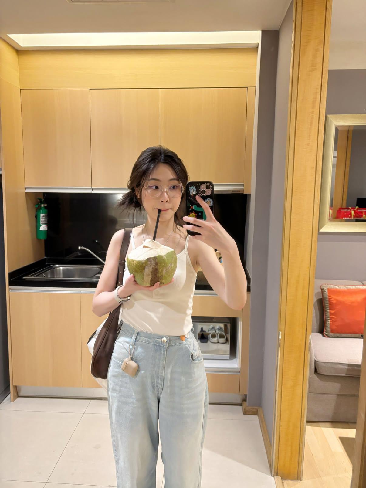 和老婆久违的插穴运动，把老婆干的十分开心，不停的浪叫。