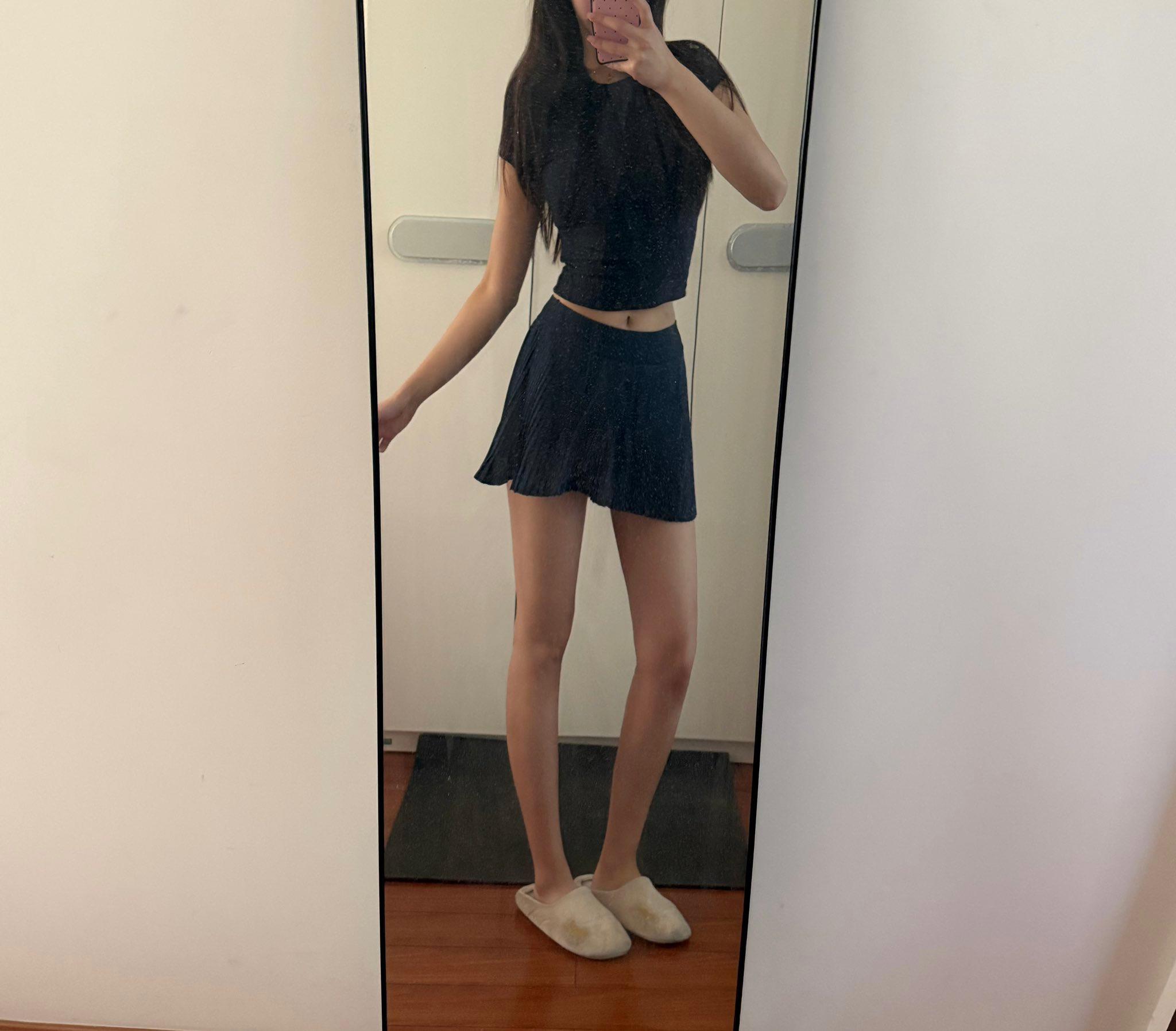黑丝小短裙刚成年进门就被操流了很多水，叫声很骚。