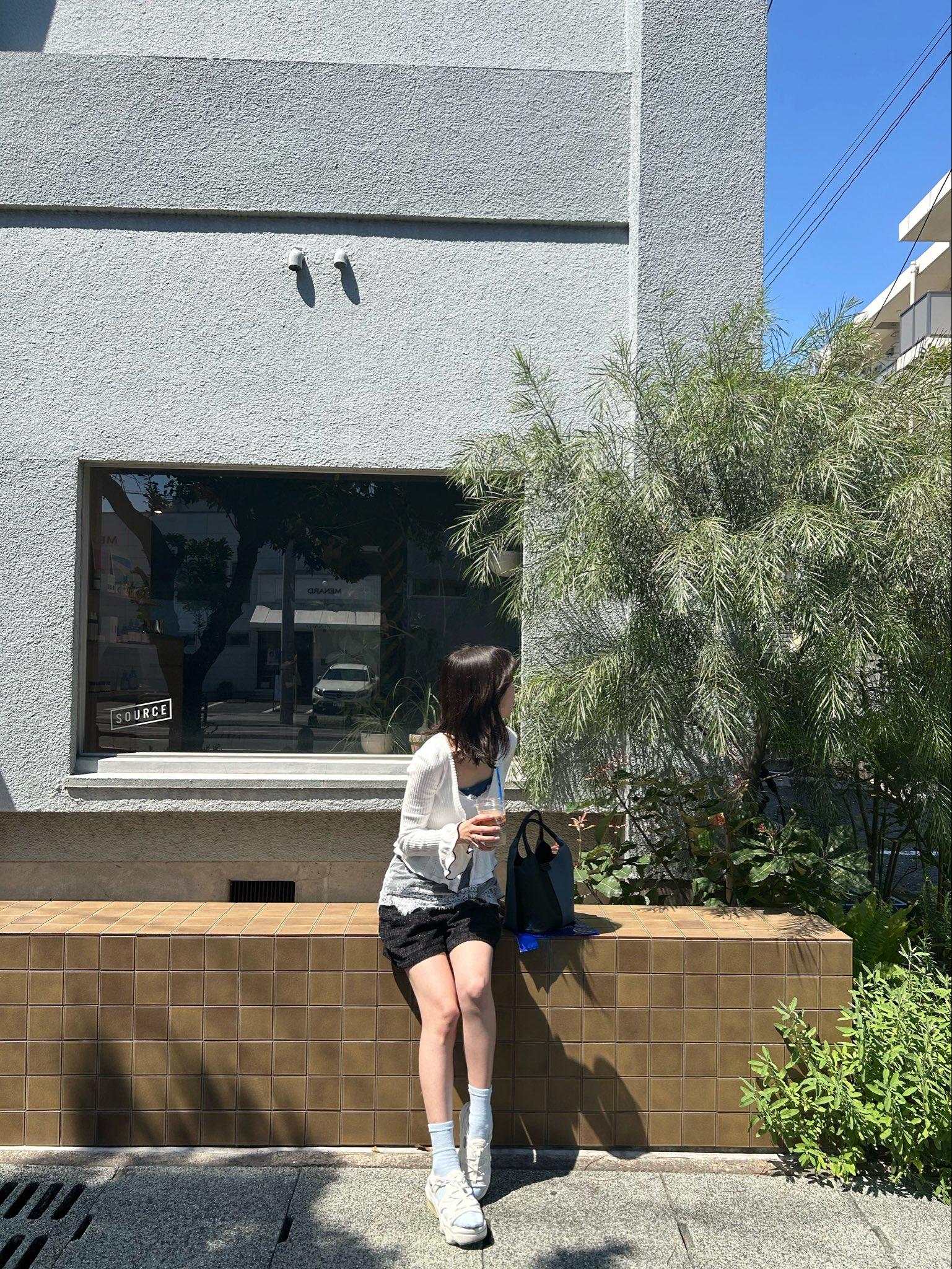 部门韩国团建，晚上听到隔壁经理日财务女同事。