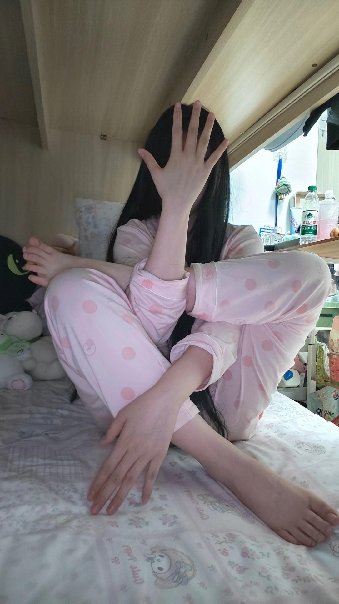 自如合租的女室友带男友回来，半夜听到她被日的嗷嗷叫。