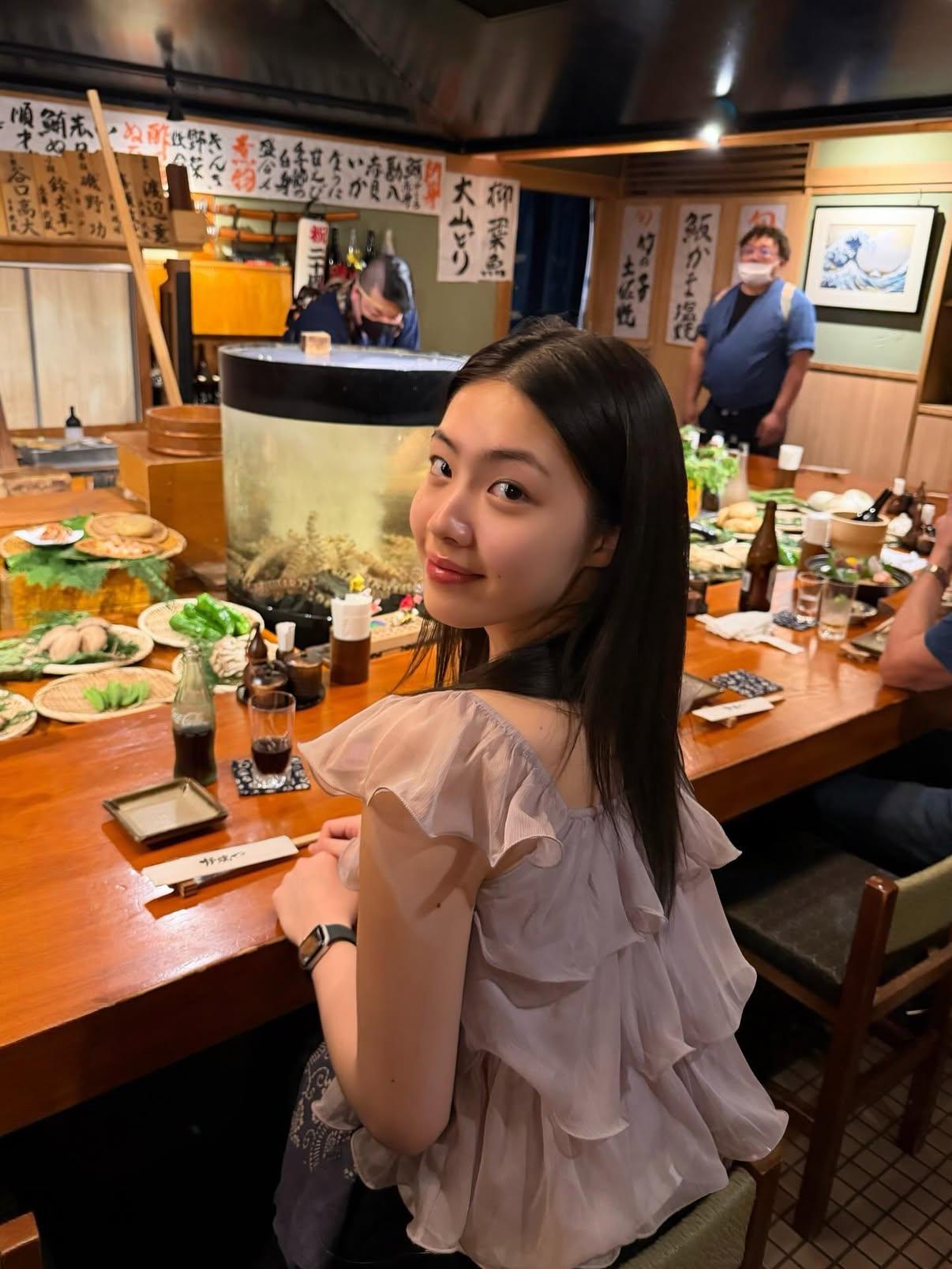 带女同事吃日料，吃完到酒店日逼，还说我的鸡巴比他老公大，对白非常淫荡。