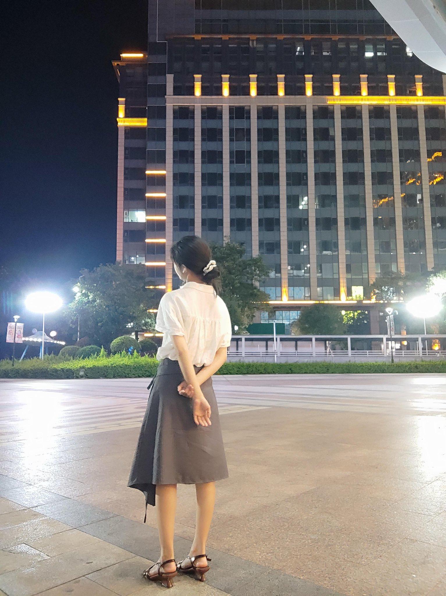 系主任酒店操刚毕业没多久的大学辅导员，被操的嗷嗷叫。