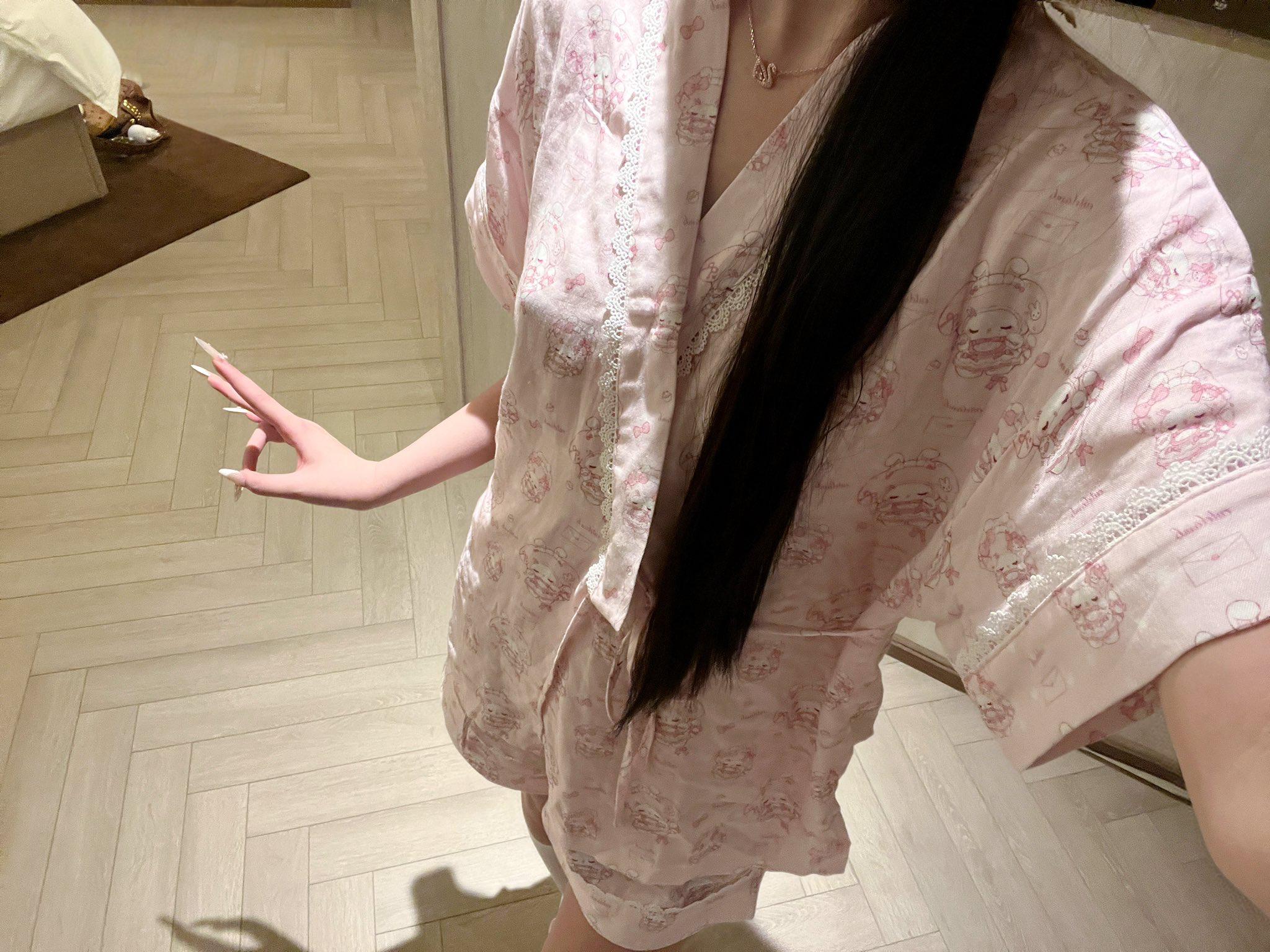 中午喝了酒性欲上来马上拉老婆回房间打炮。