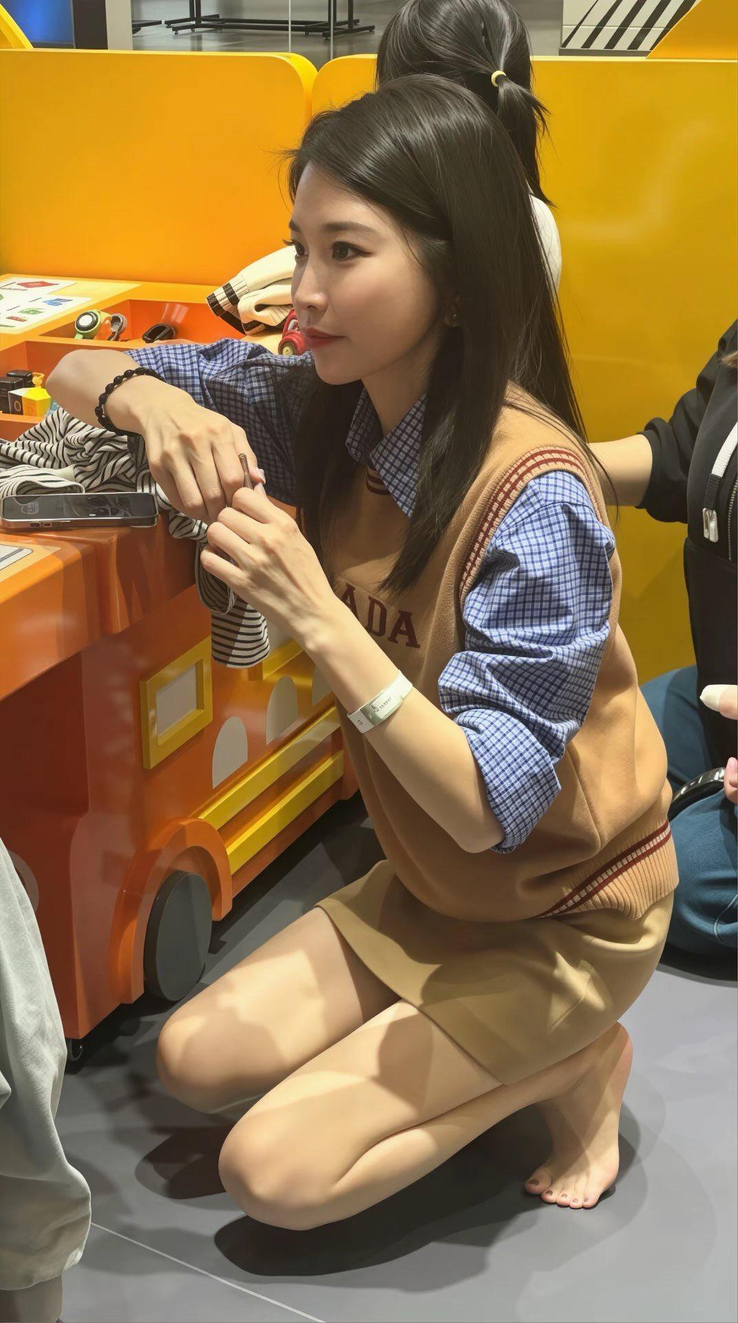 勾搭儿子幼儿园同学的妈妈，后入操的哇哇叫。