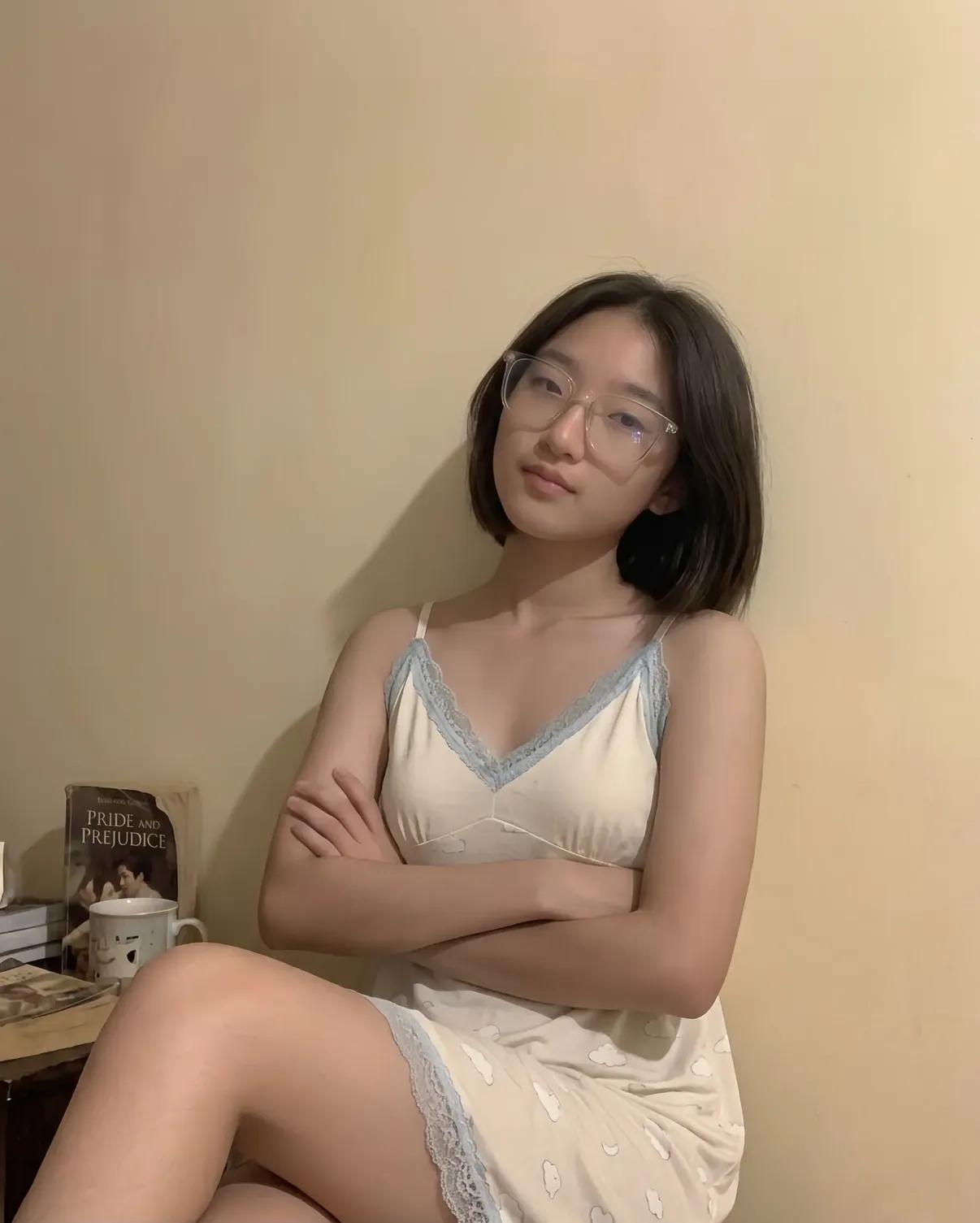 插女友嫩穴，女友说我插的好快。