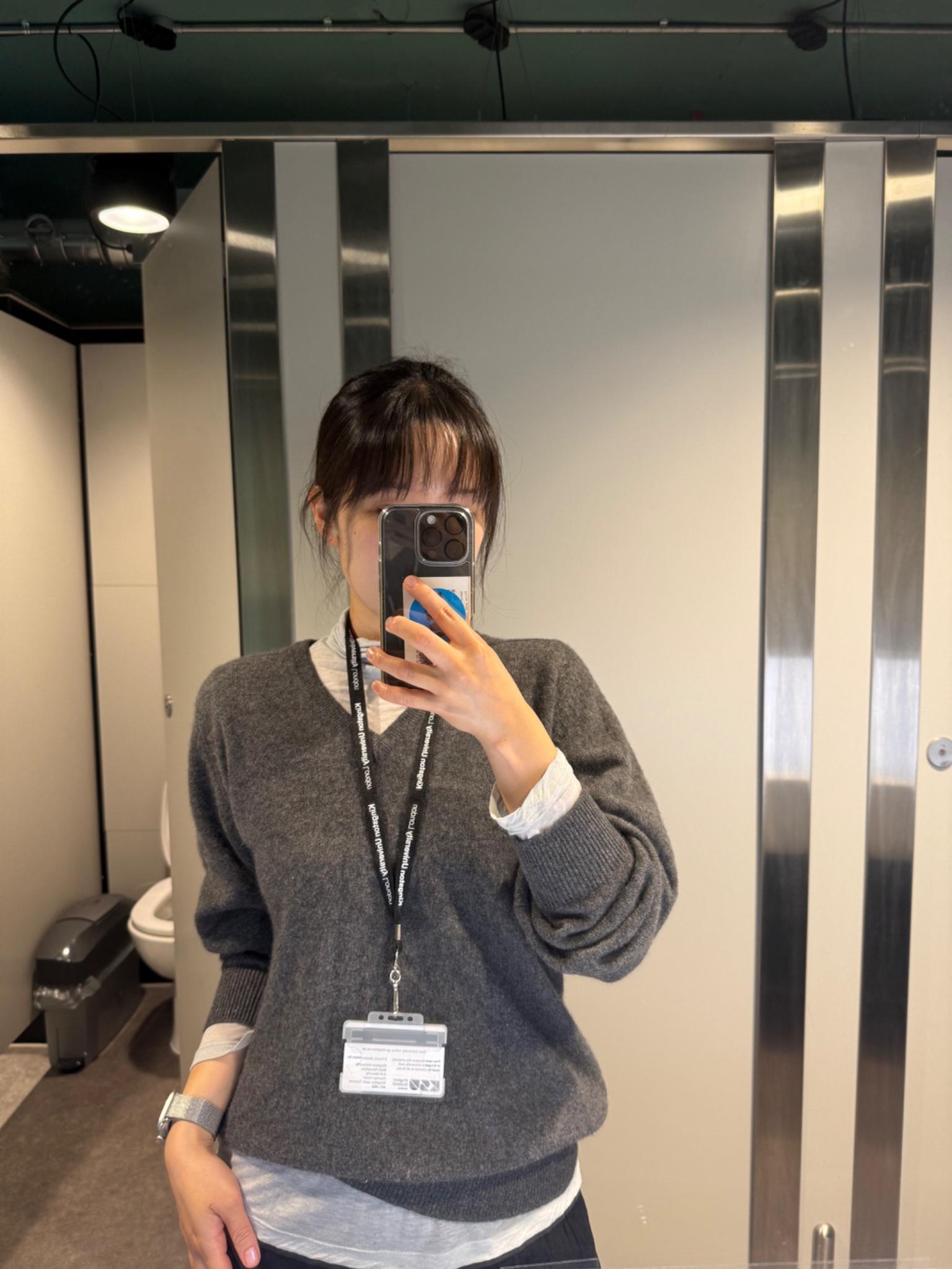 安排公司新来的实习生一起太原出差，说肯定给她转正晚上就让操了，没想到还没毕业就是个骚逼了，淫语不断。