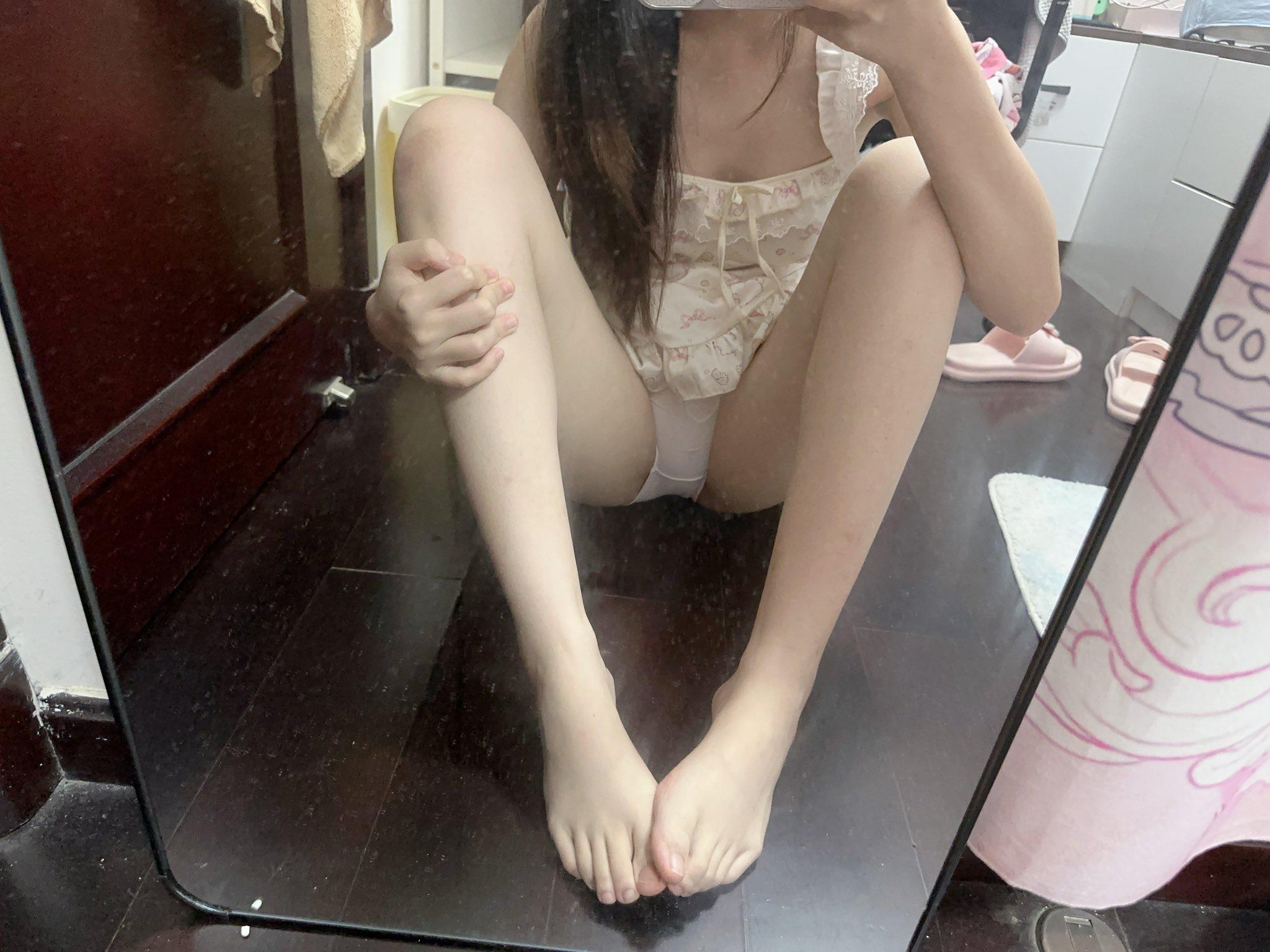 和大学女友开房，骚的不行，和隔壁比赛叫床，刺激。