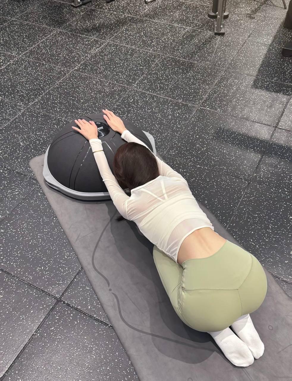 瑜伽老师女友嫩穴被肆意玩弄