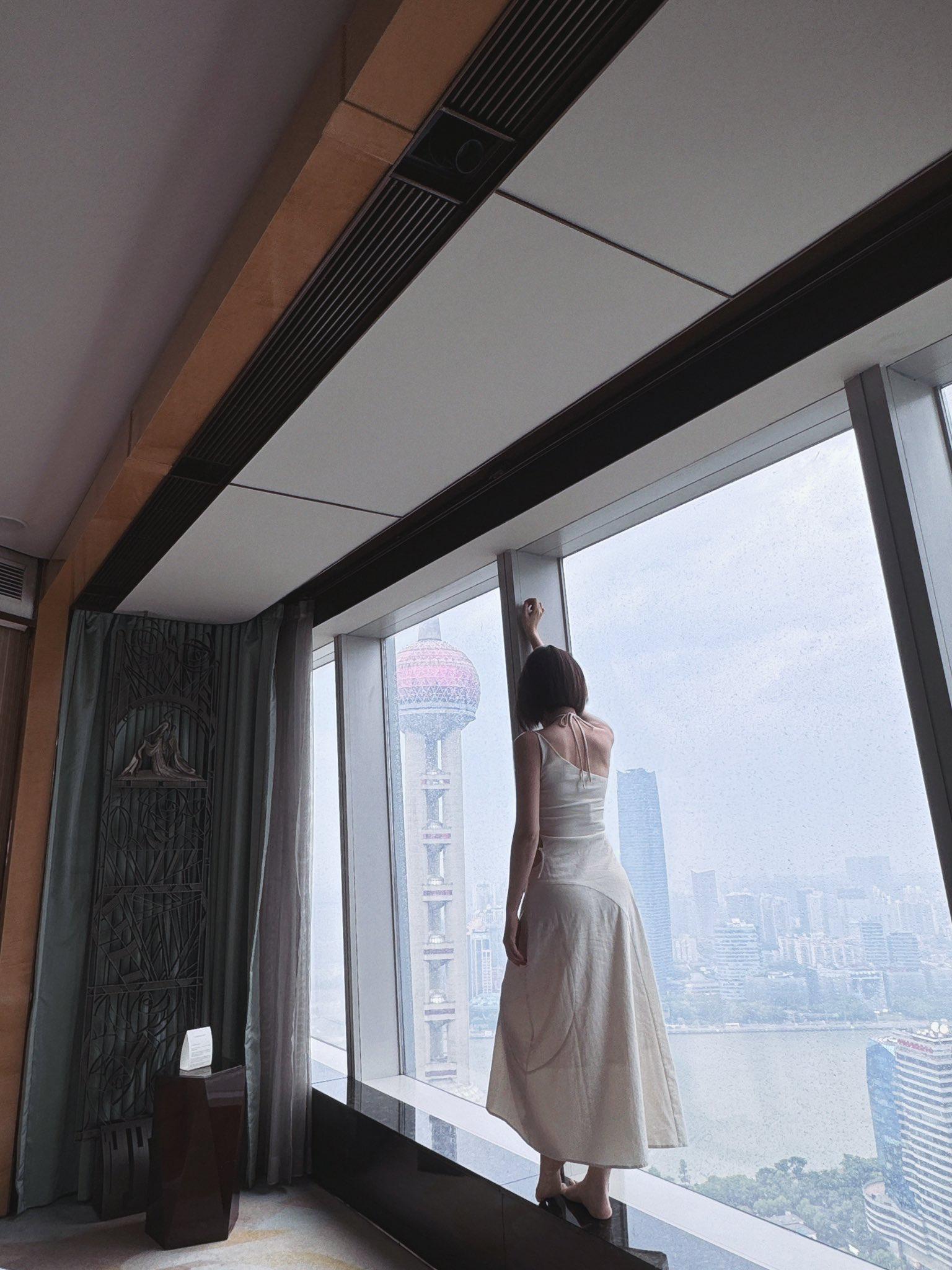对着东方明珠后入女友，女友一直舒服的呻吟。