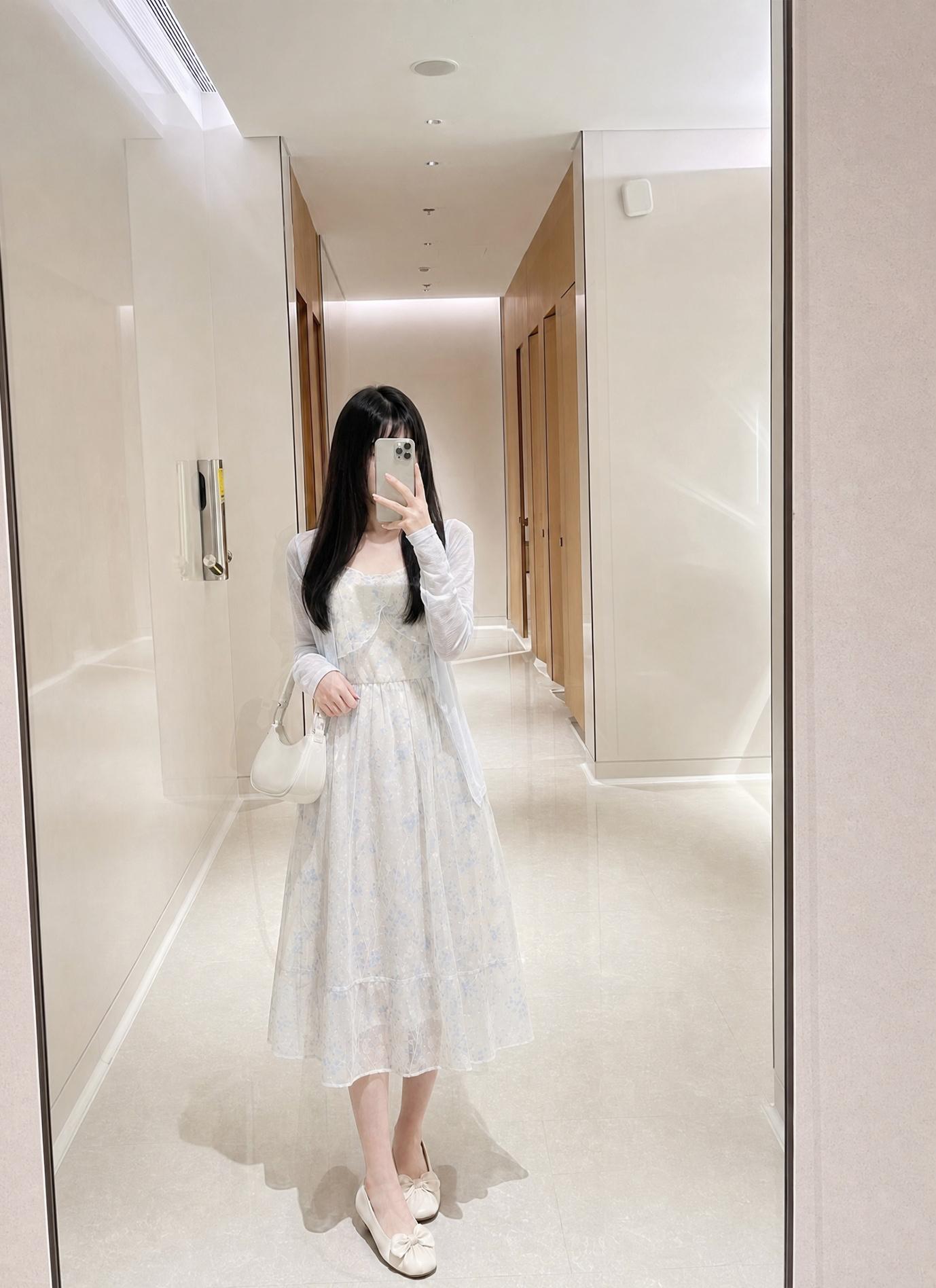 走廊偷录大学女同学被操
