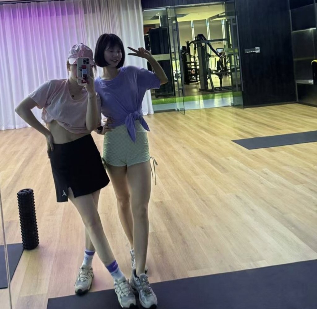 双飞 35 岁朋友妻子和她闺蜜，淫语调教。