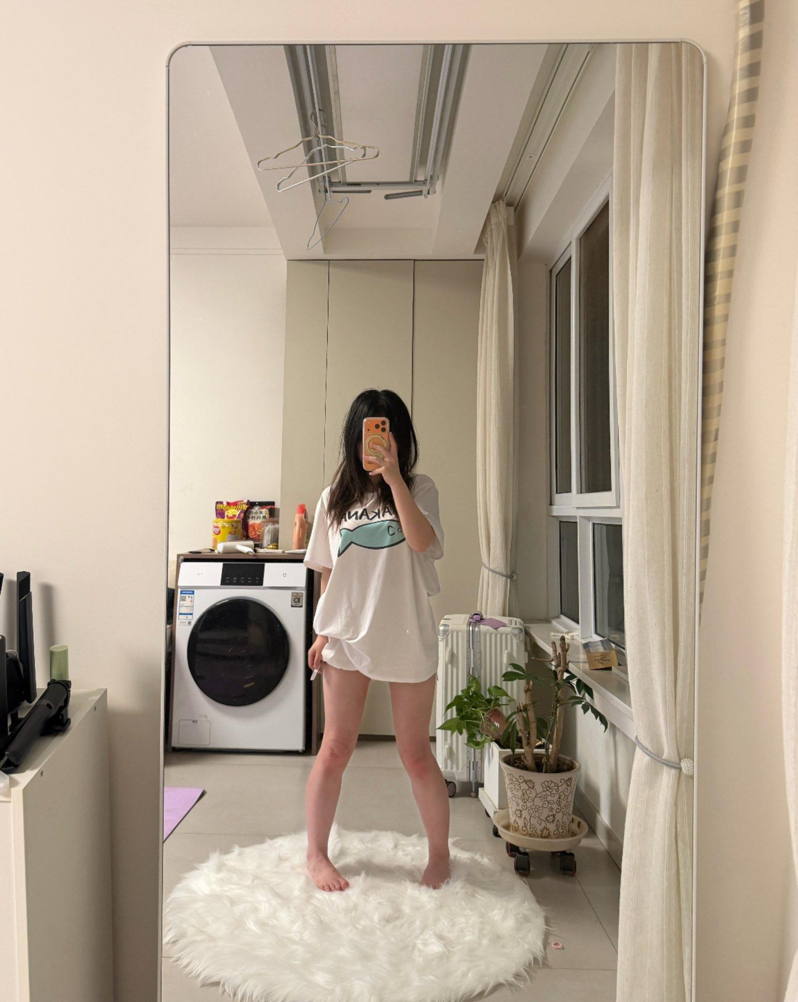 在卧室和老婆做爱，丈母娘就在门外，超刺激。