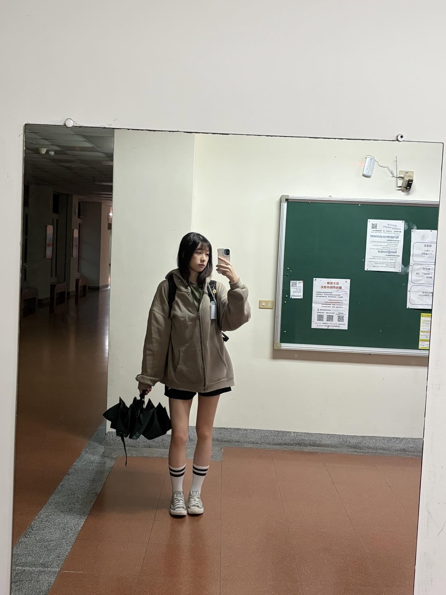 和白虎研究生女友做爱，太紧了。
