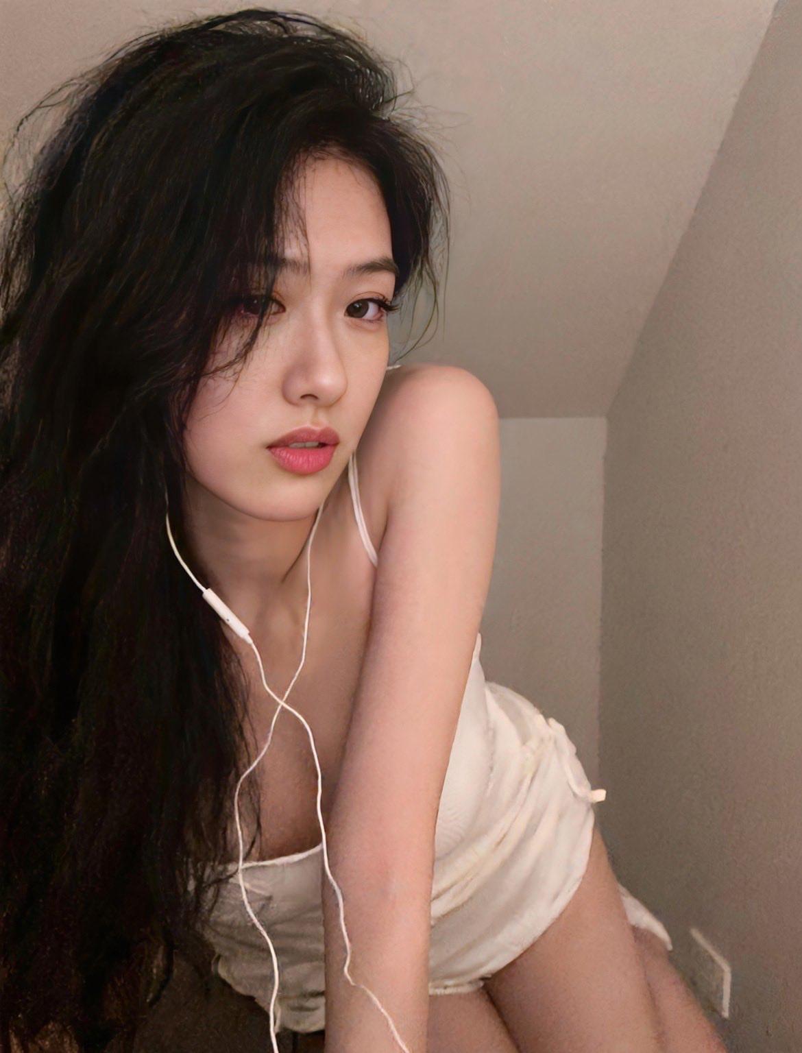 老婆听楼上小情侣动静挺大，问老婆想不想跟楼上一起，呻吟的更大更骚了