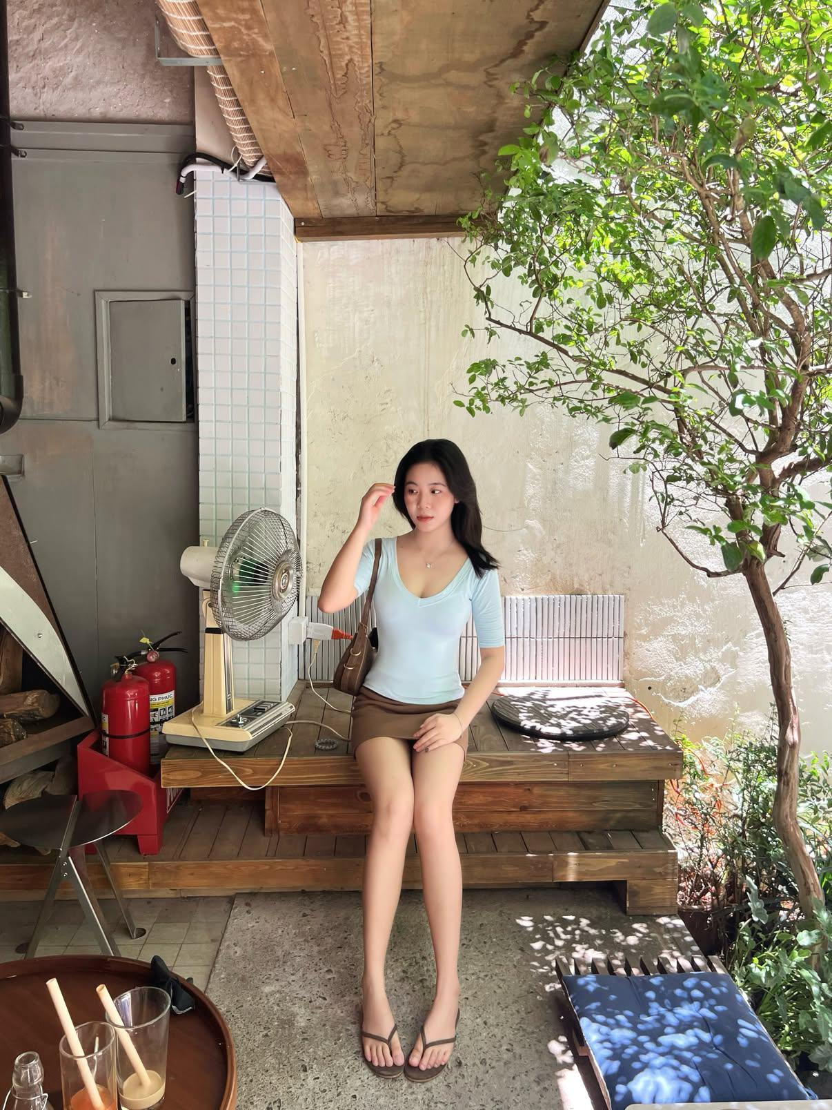 老婆出差，卧室把小姨子干高潮了