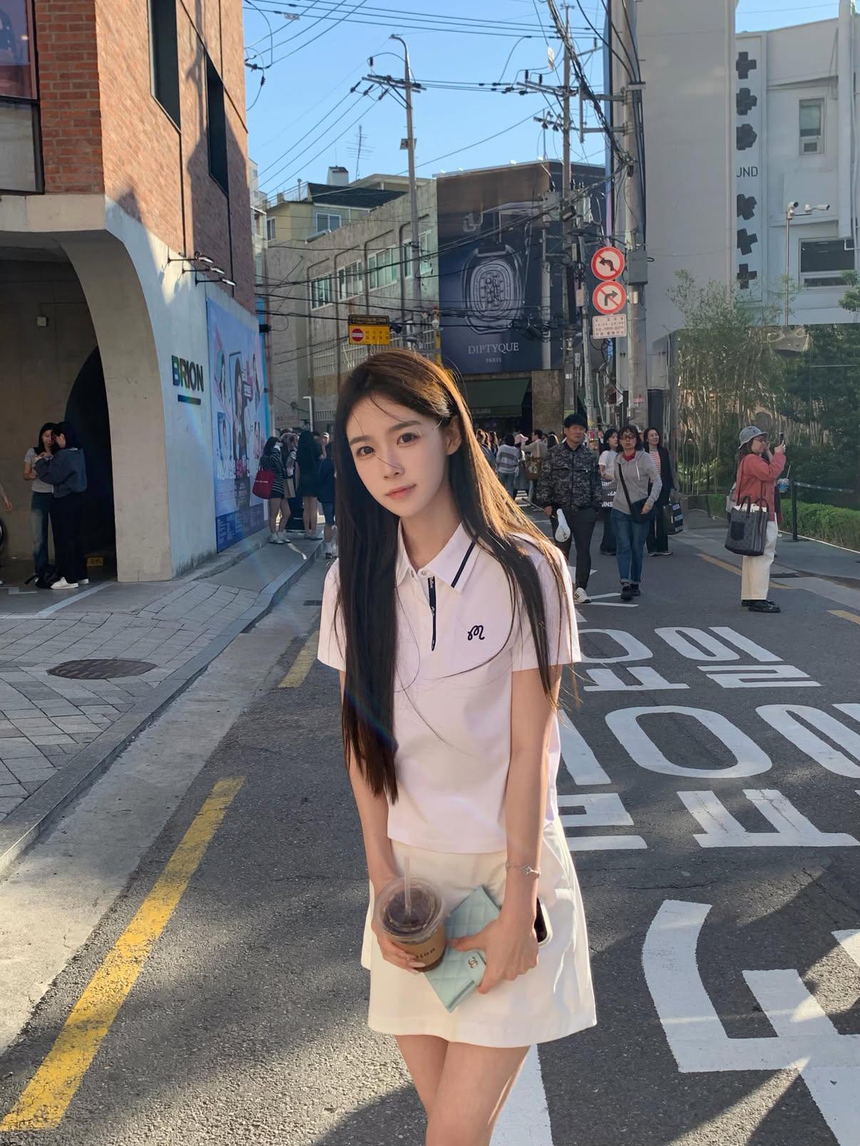 韩国旅游小红书上找了个留学生地陪，长得很漂亮，直接回酒店开操。