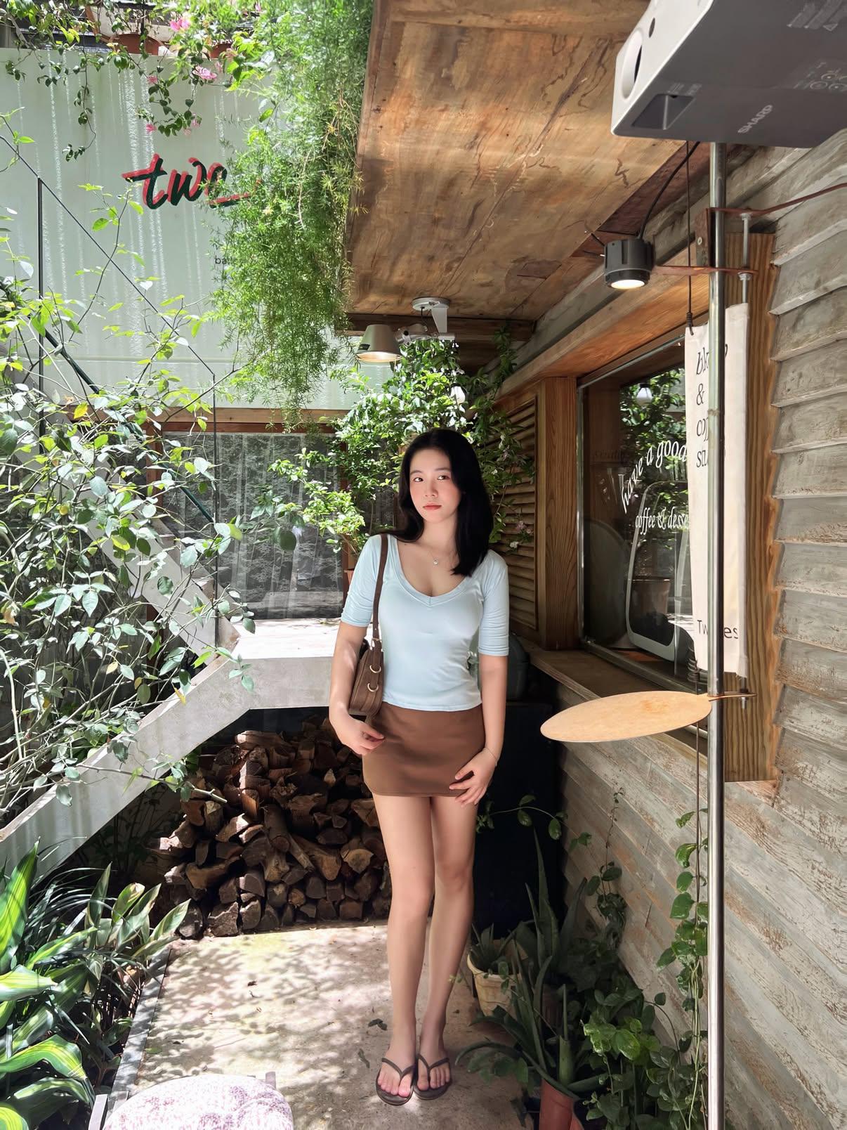 端午节酒店再操小姨子，白浆都流到屁眼了。