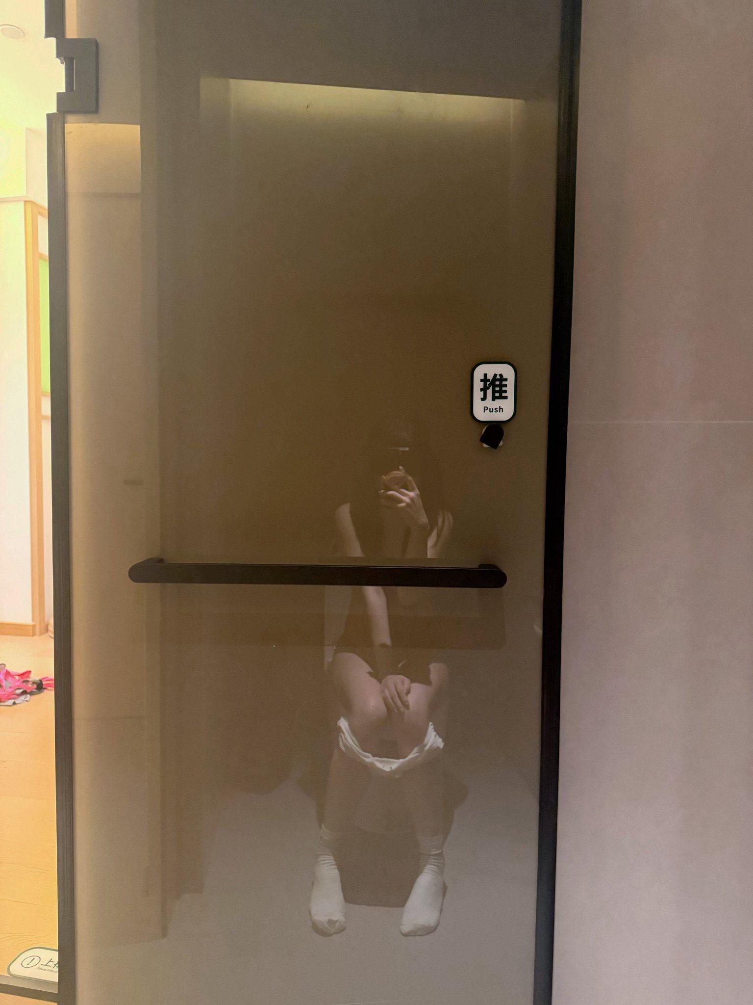 出差特意选了大学附近的酒店，晚上果然刺激。