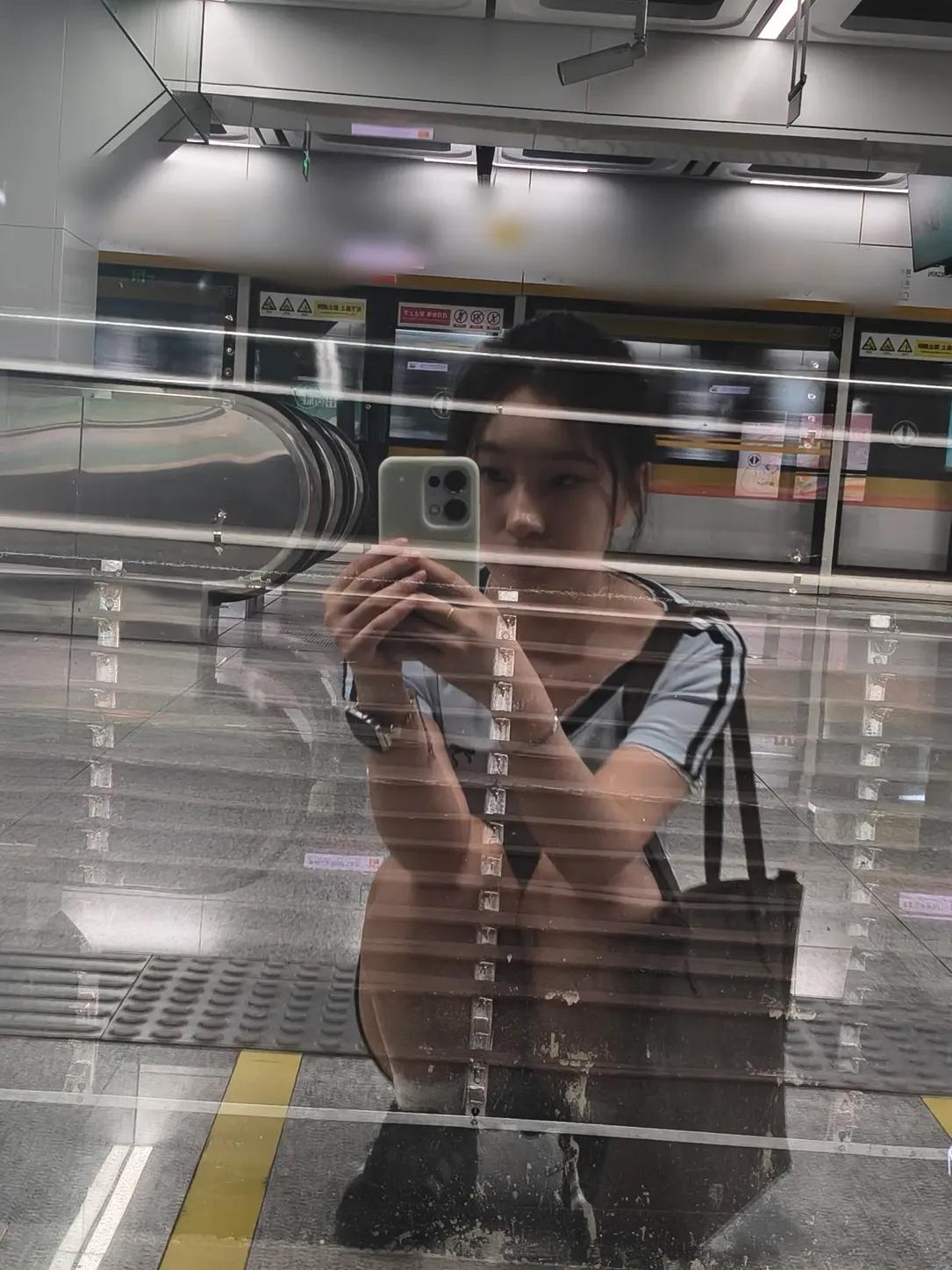 和媳妇做爱，舒服的呻吟。