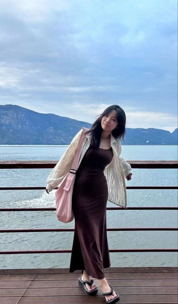 和研究生女友做爱，女友一边被我插穴一边说如何被导师操的。