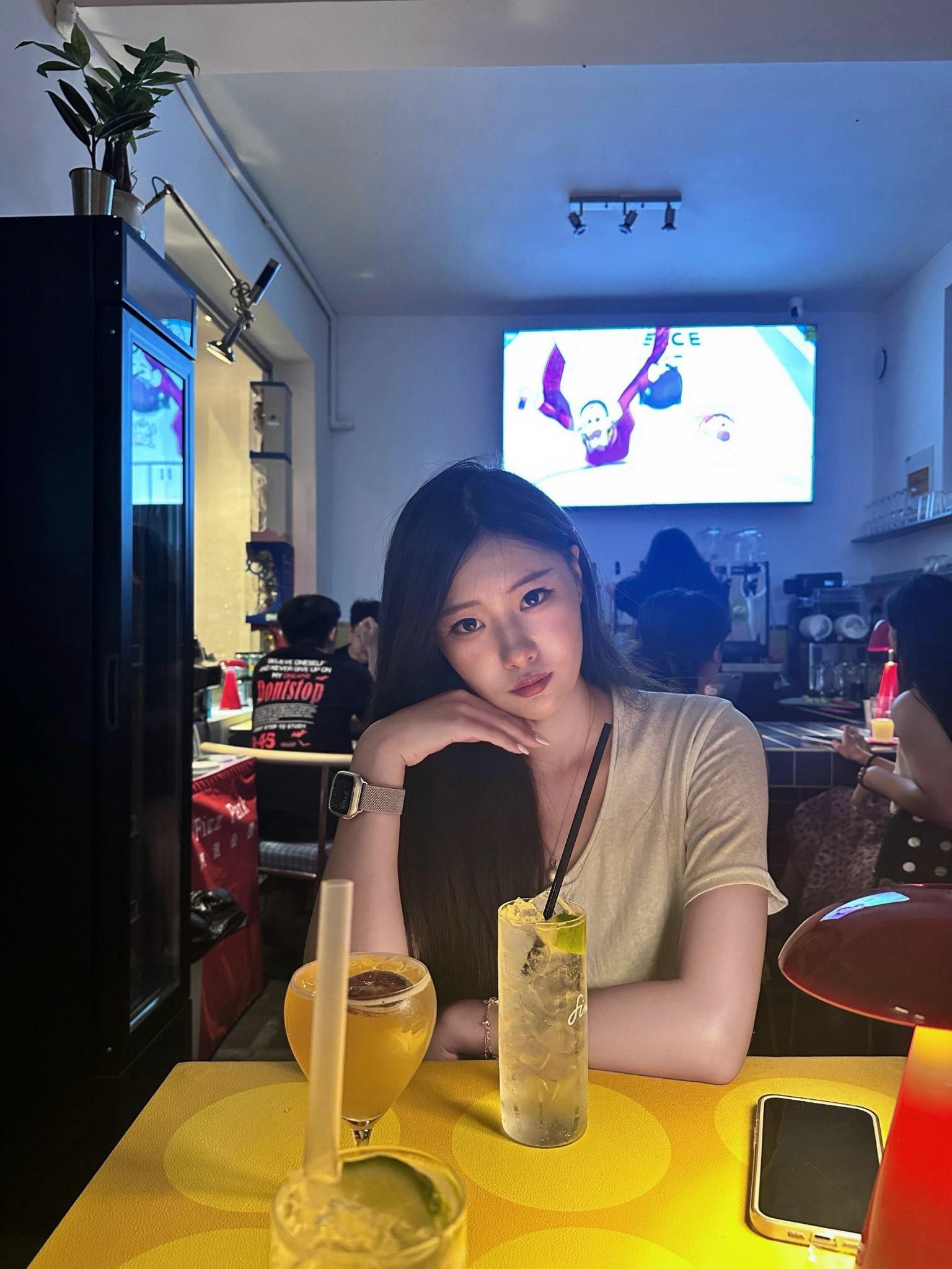 和大学女友做爱，女友害羞说不要看我
