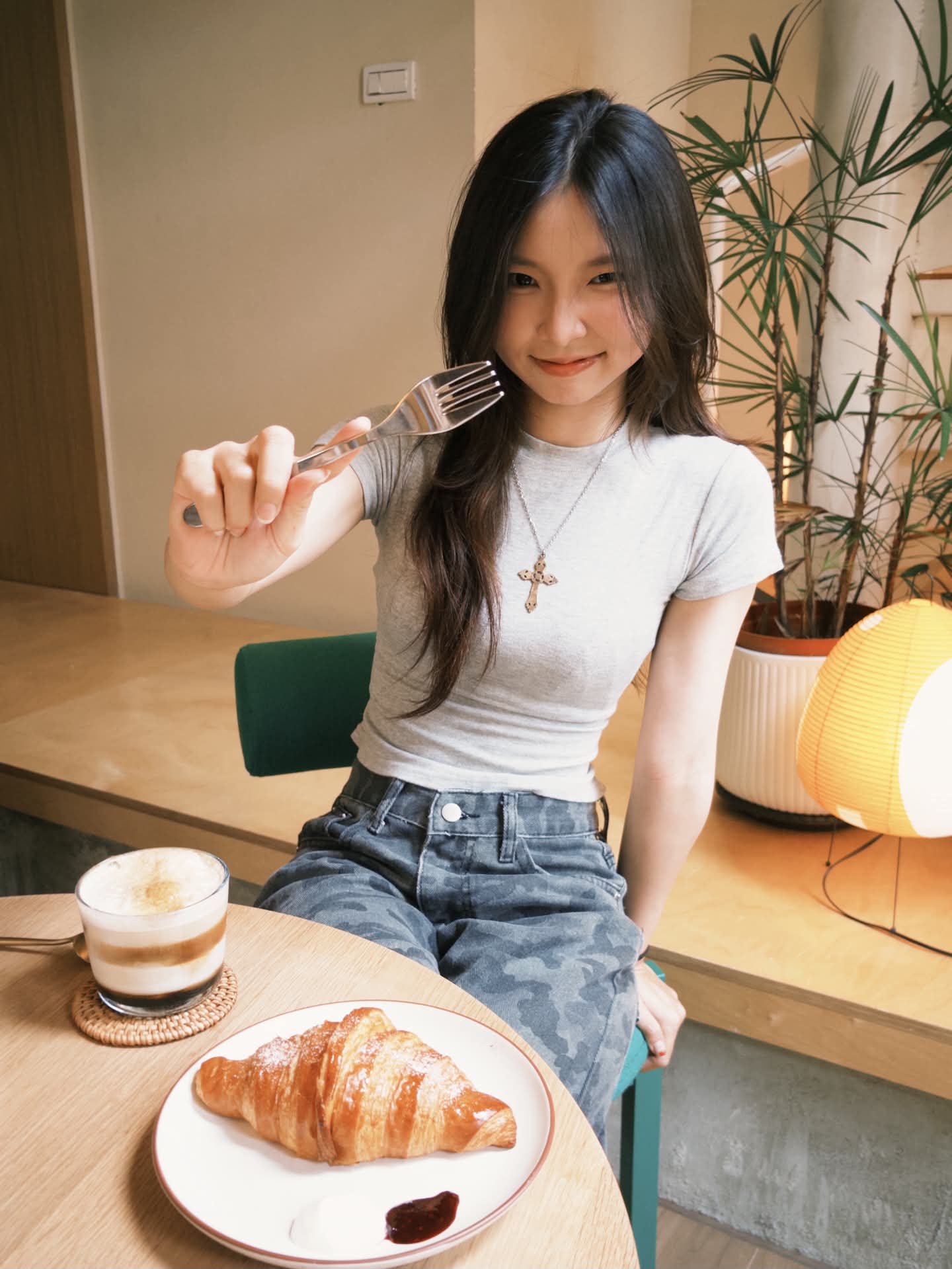 在卧室和老婆做爱，丈母娘就在门外，超刺激。