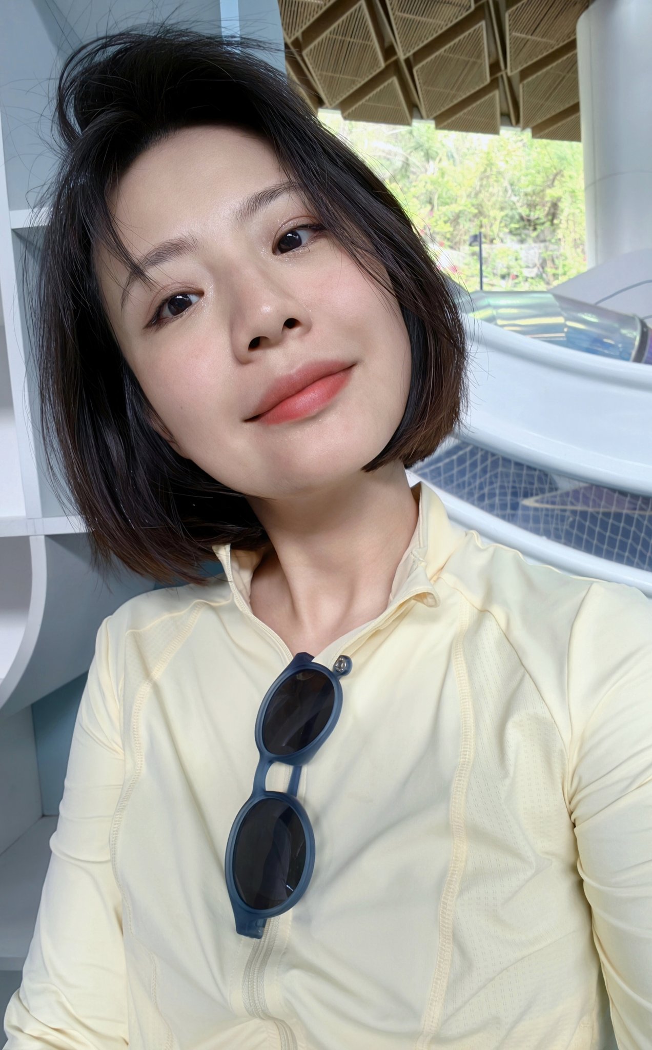 和老婆在卧室操逼，女儿在客厅看电视。