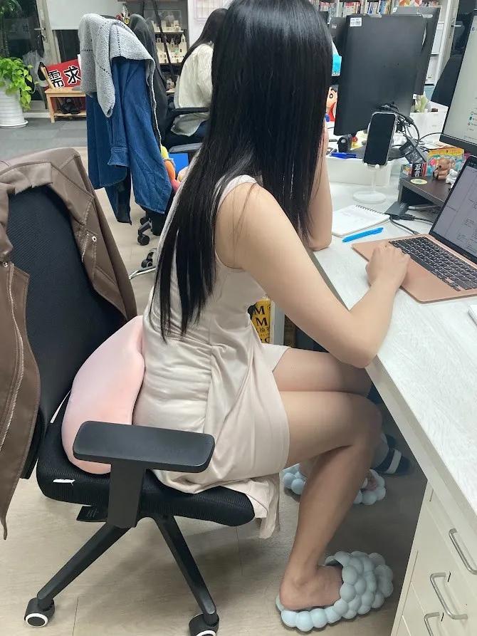 安排公司新来的实习生一起太原出差，说肯定给她转正晚上就让操了，没想到还没毕业就是个骚逼了，淫语不断。