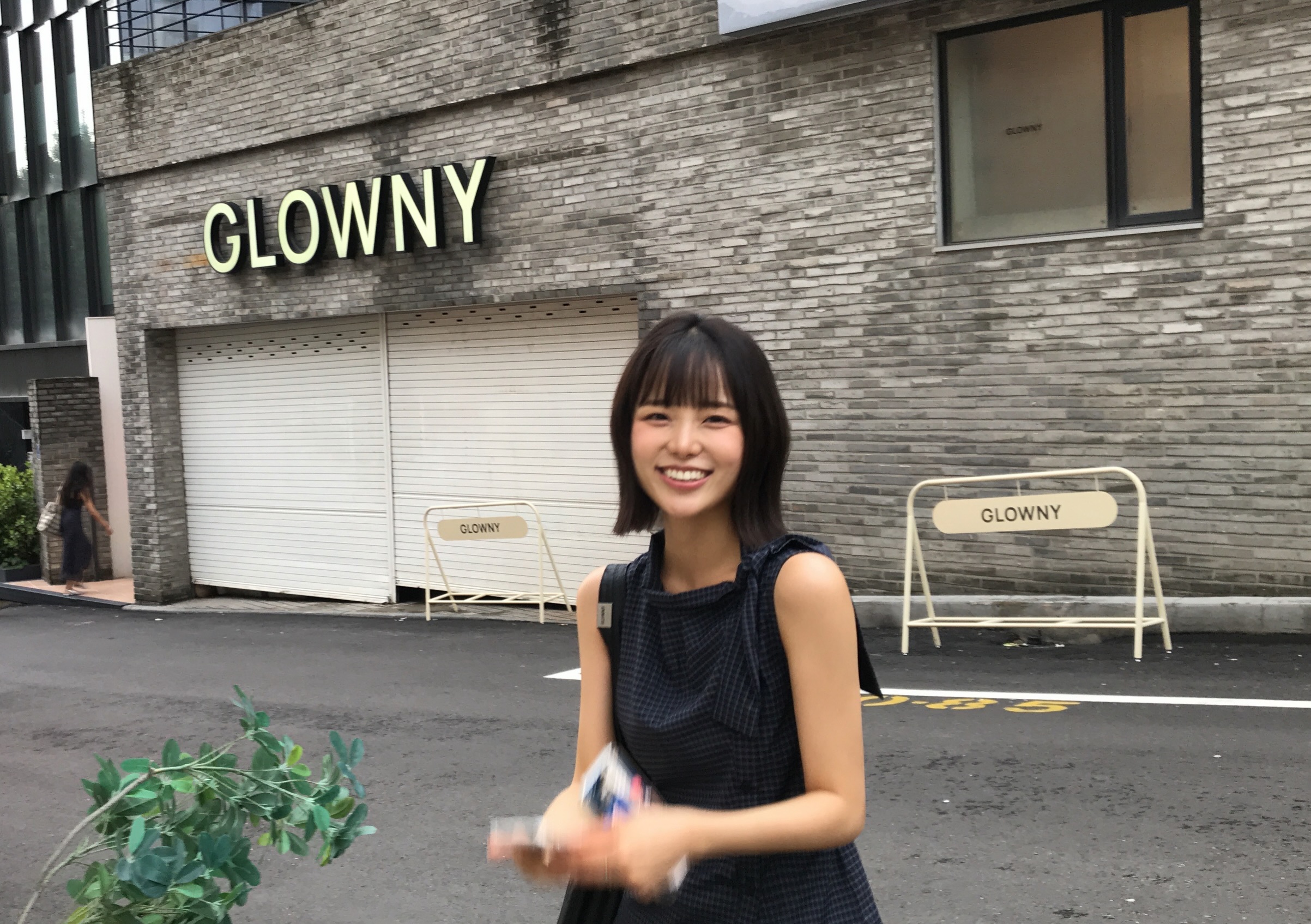 和骚逼研究生女友寝室做爱，隔壁还有同学，非常刺激。