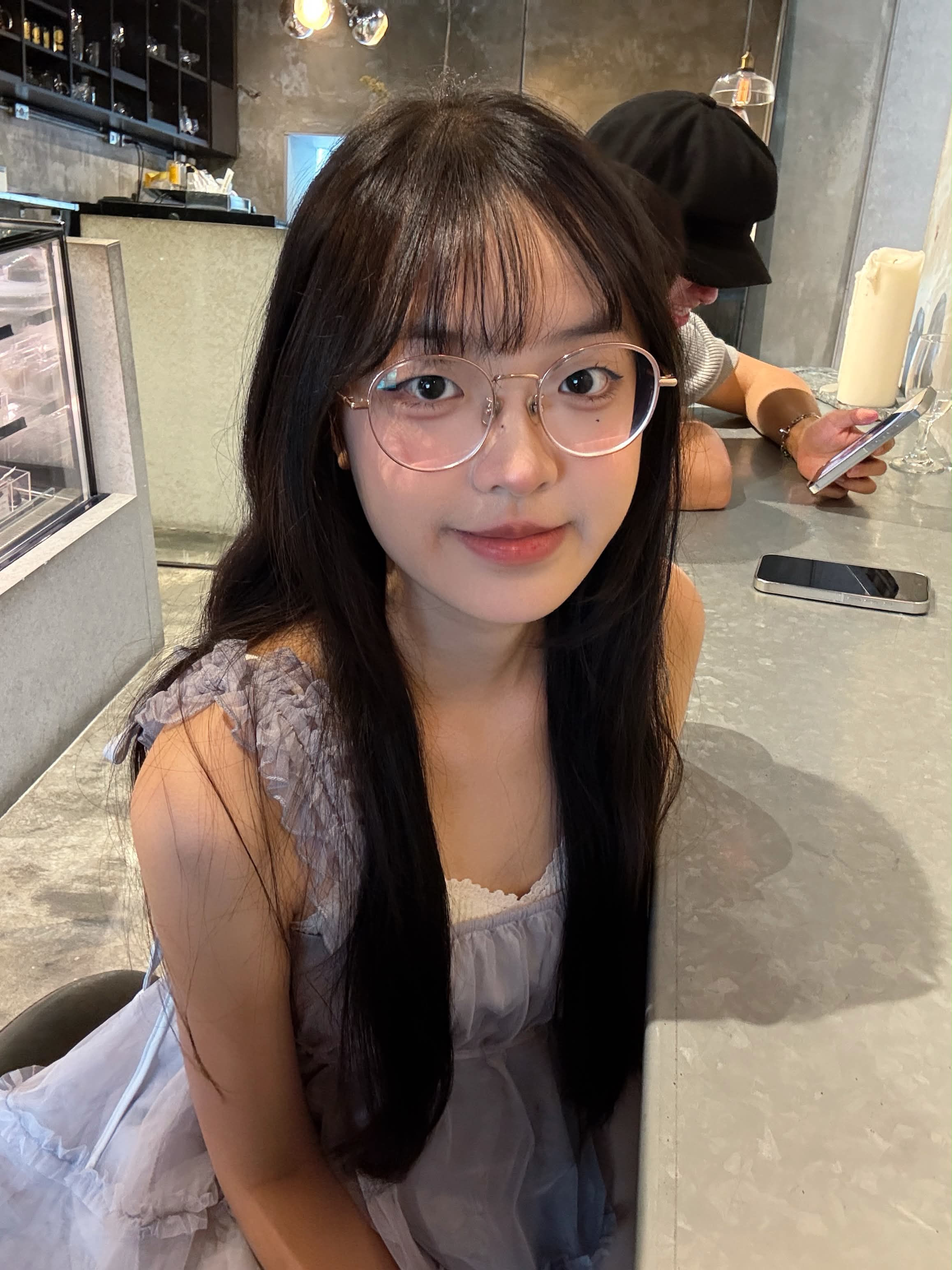 和大一女友做爱，女友娇羞的说不能这么里面，小骚逼被顶的神志不清了。
