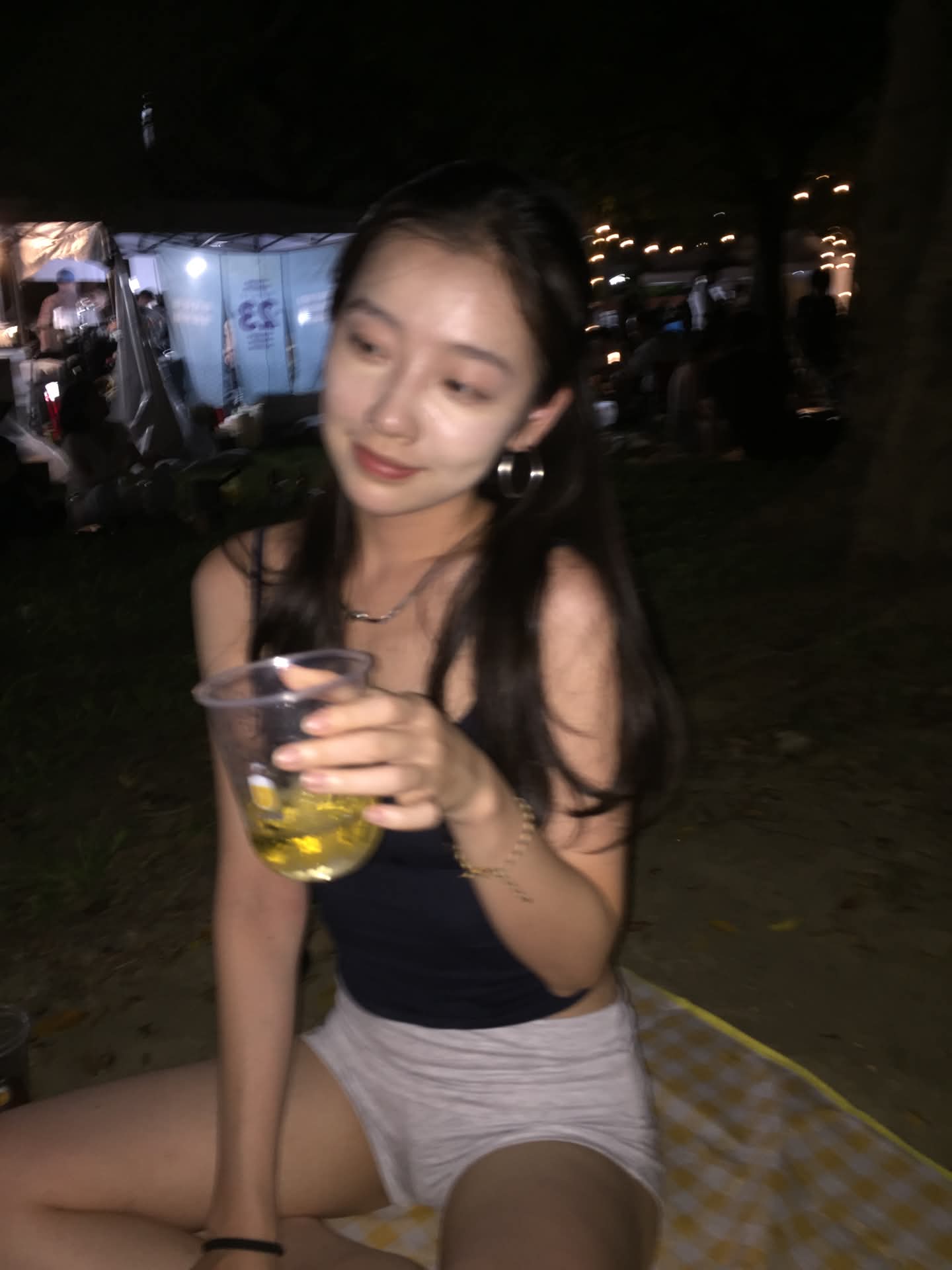 周末和女友开房做爱，小旅馆隔音不好，女友故意大声骚叫。