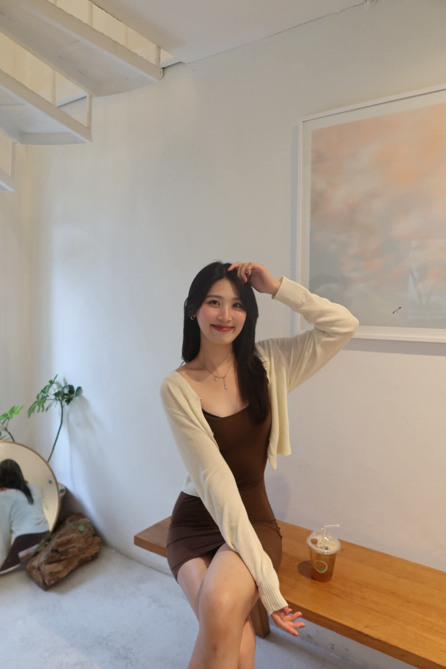 少妇昨晚被老公内射，特意没有让她洗逼，今天中午被我日。
