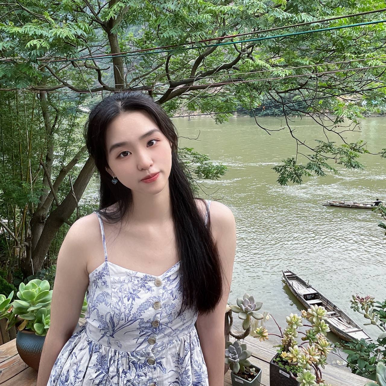 深夜和老婆做爱，孩子在旁边，老婆不敢大声叫，憋着的声音非常诱人。