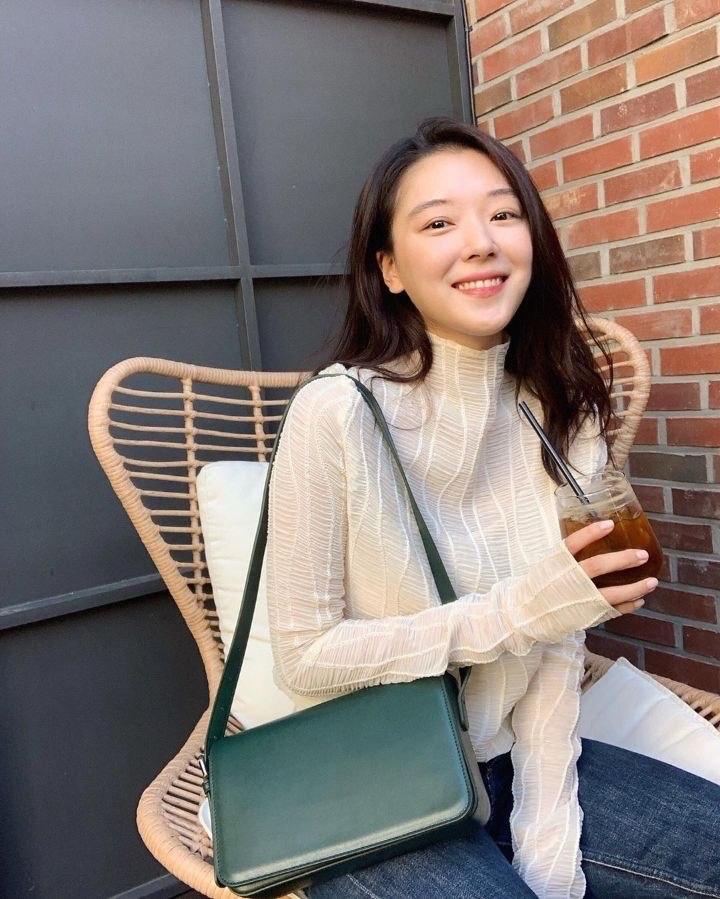 操骚逼少妇，问她我和她老公谁的鸡巴粗。
