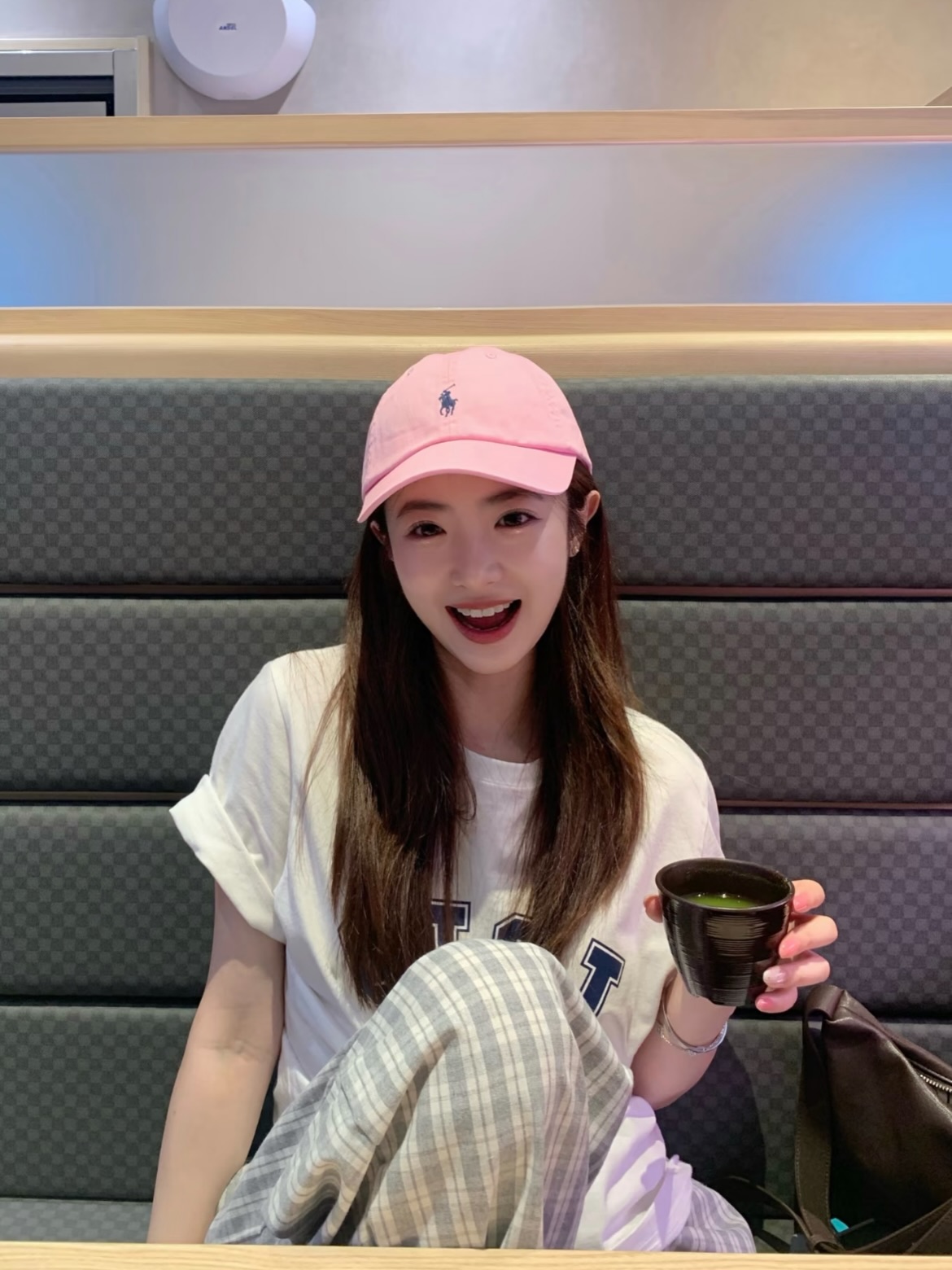 昨晚民宿门外偷录，女的很漂亮，没想到叫声很大，超骚。